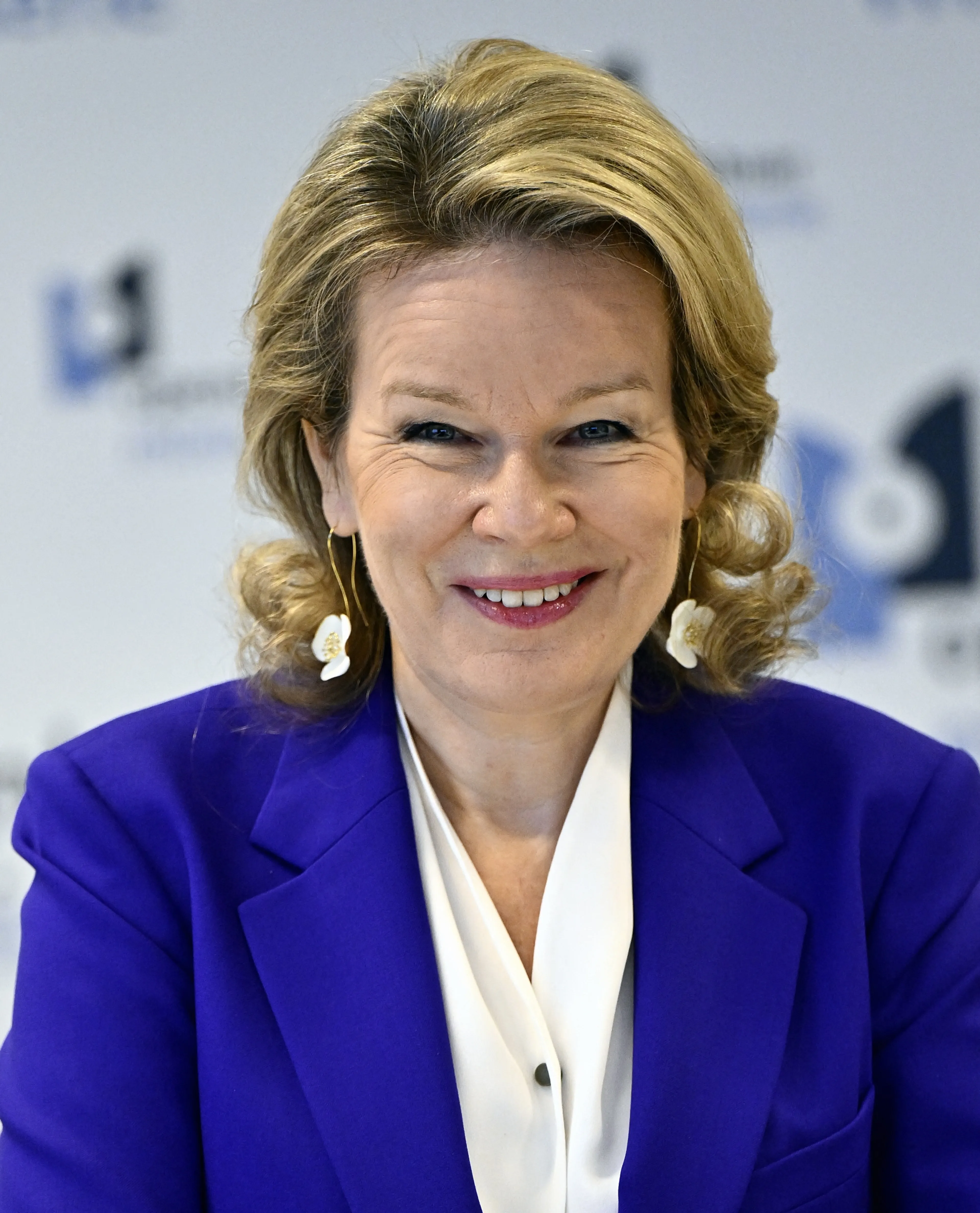 Tijdens werkbezoeken draagt koningin Mathilde haar haren graag los (2026).