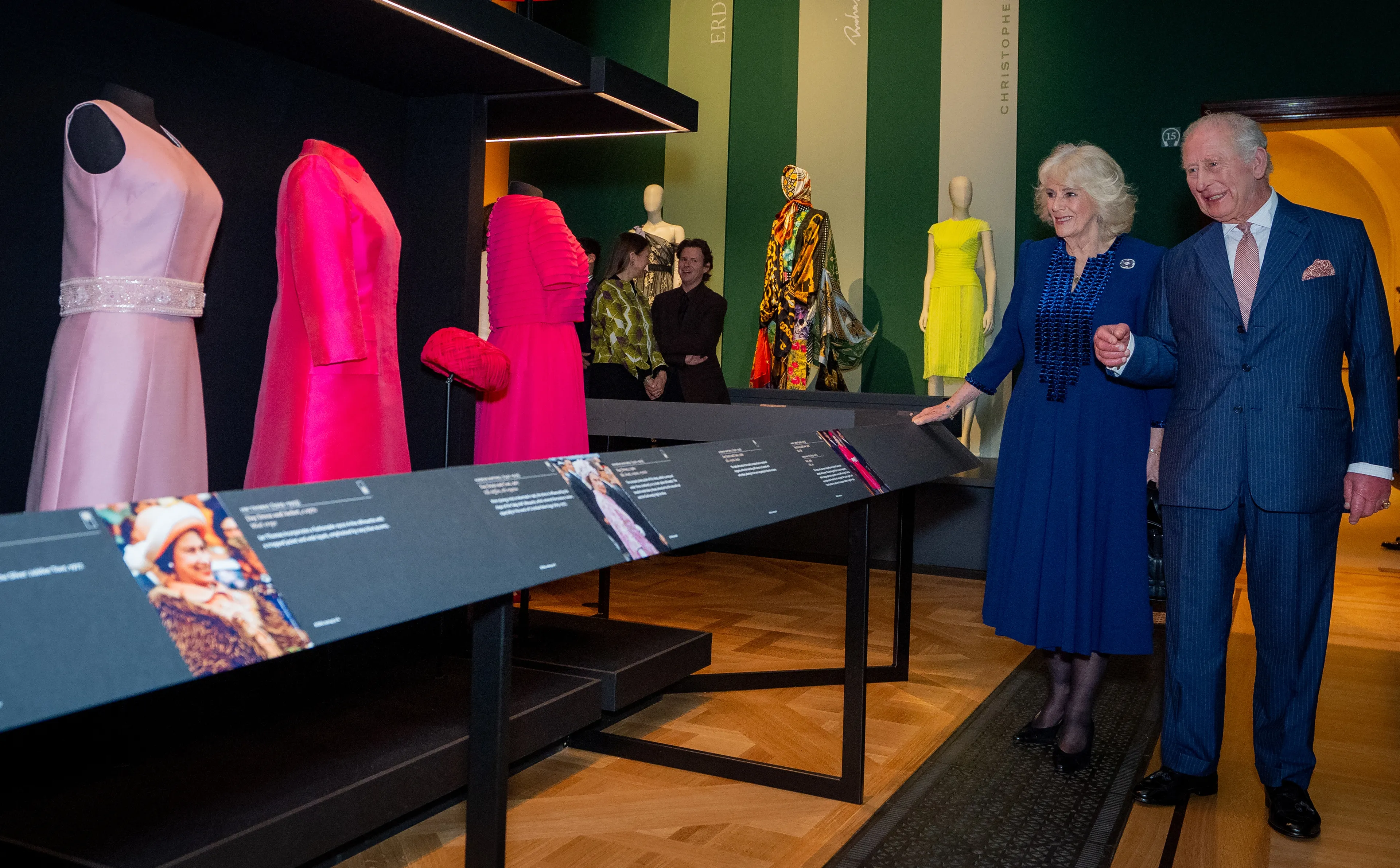 Koning Charles en koningin Camilla bekijken de tentoonstelling.