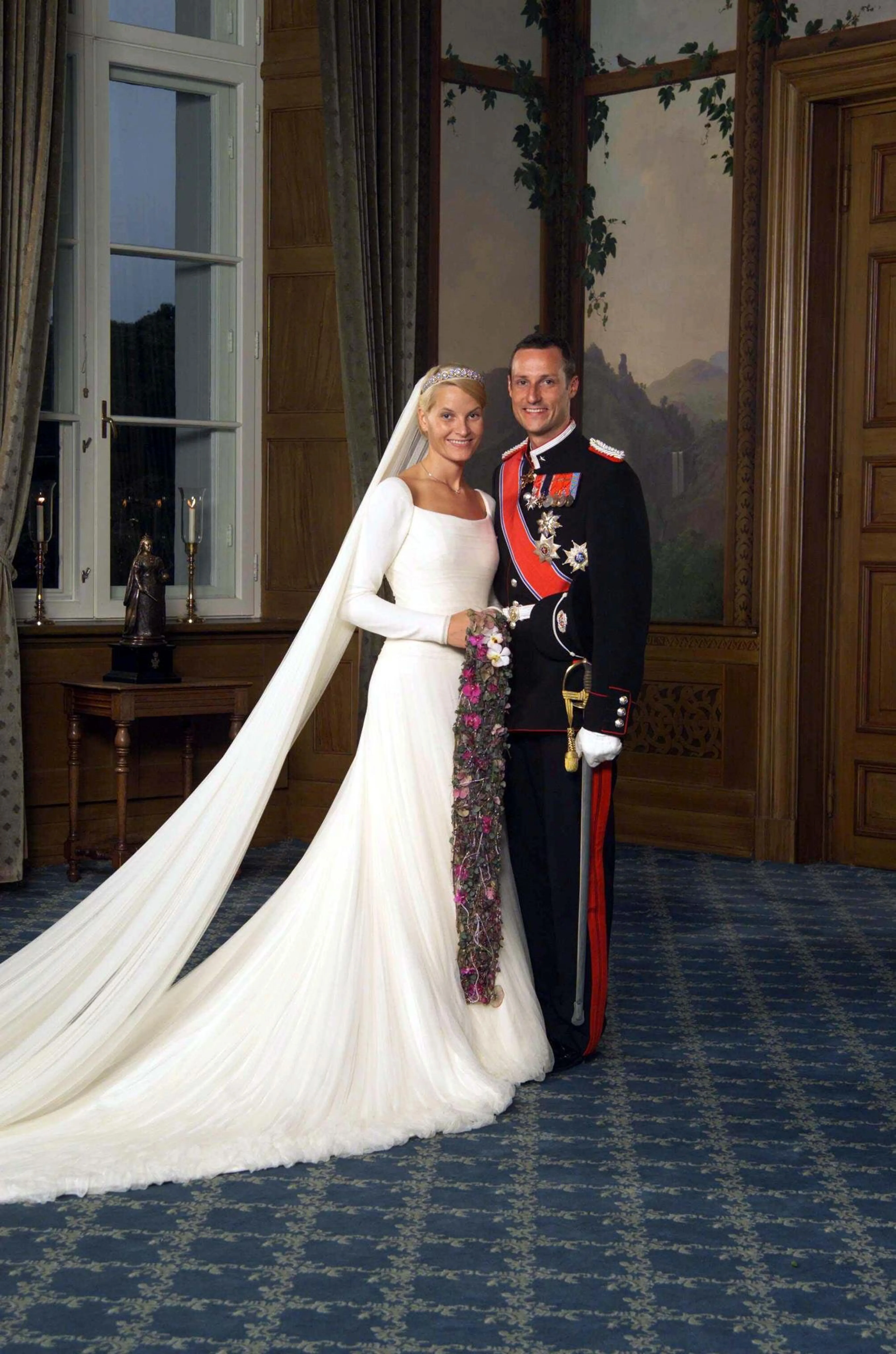Haakon en Mette-Marit op hun huwelijksdag in 2001.