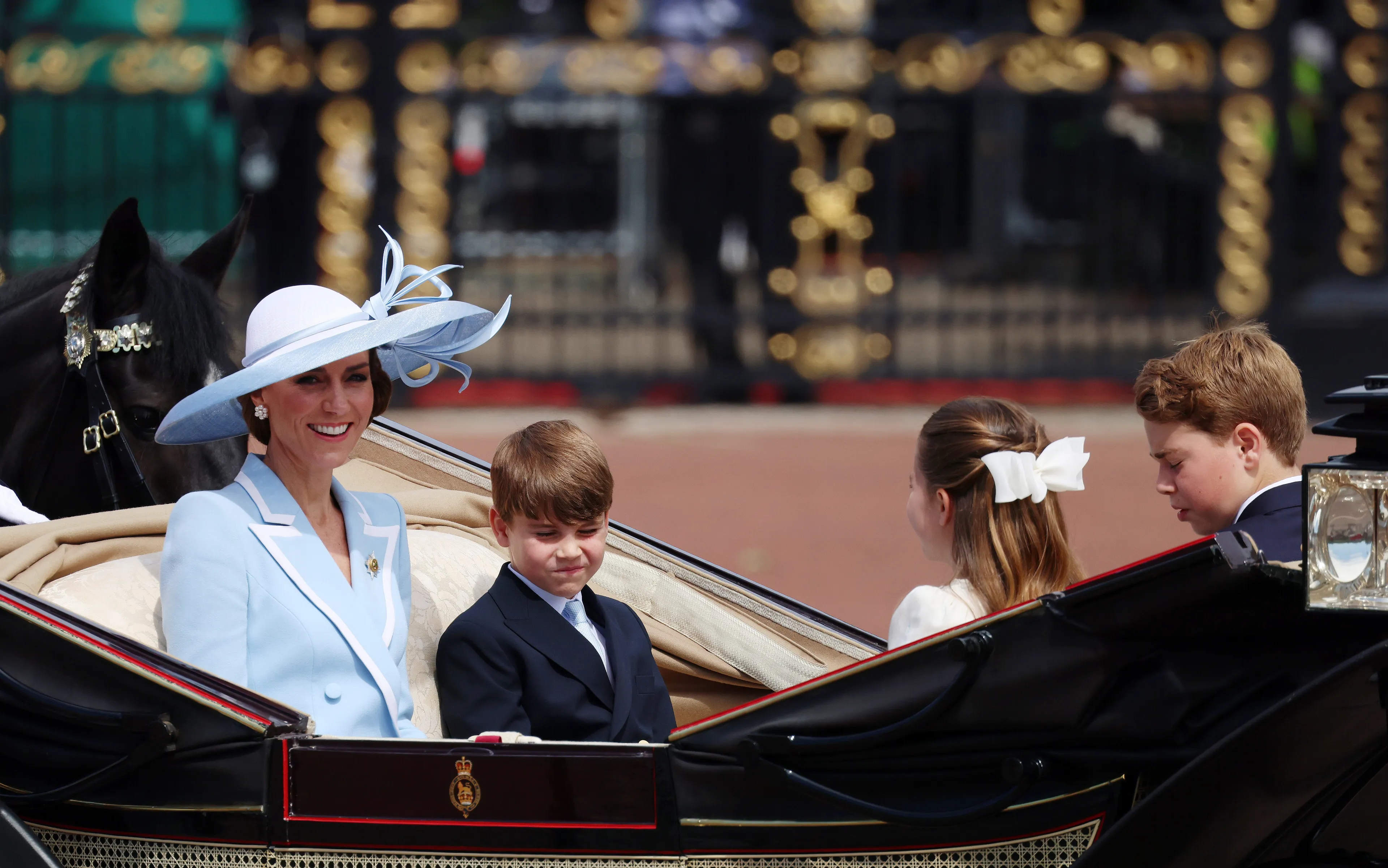 Catherine, de prinses van Wales met prins George, prinses Charlotte en prins Louis.