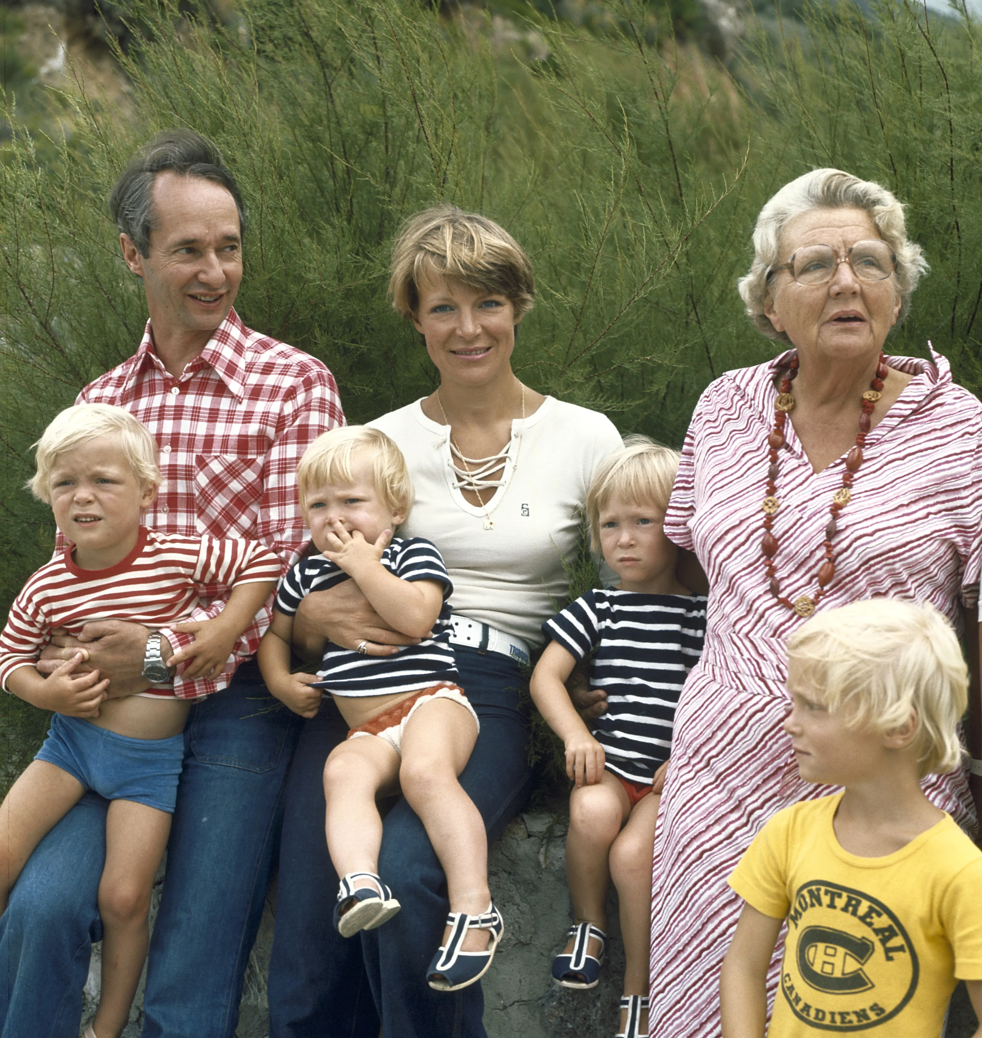 Het paar met hun vier kinderen en koningin Juliana.