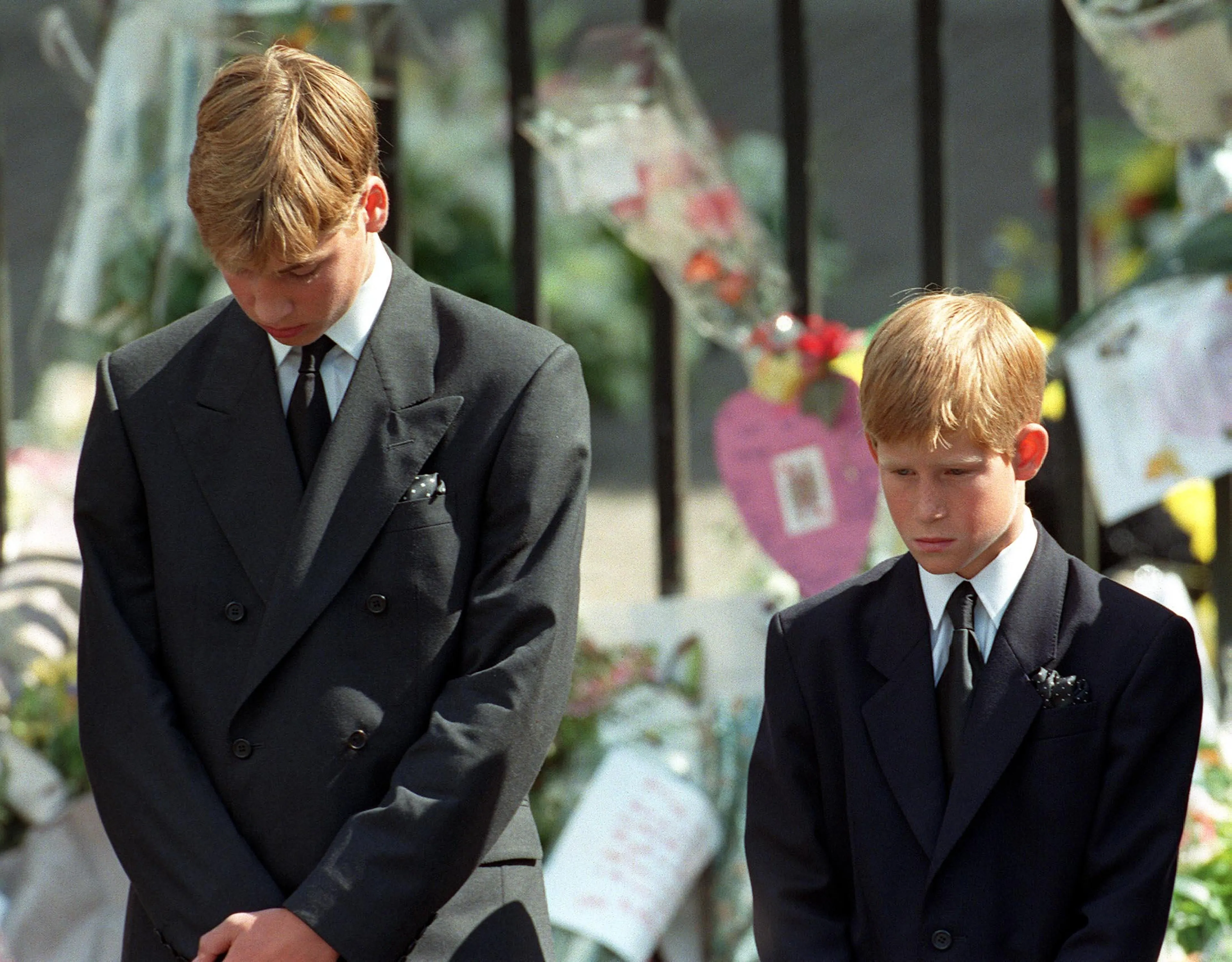 De broers William en Harry op de uitvaart van prinses Diana in 1997.