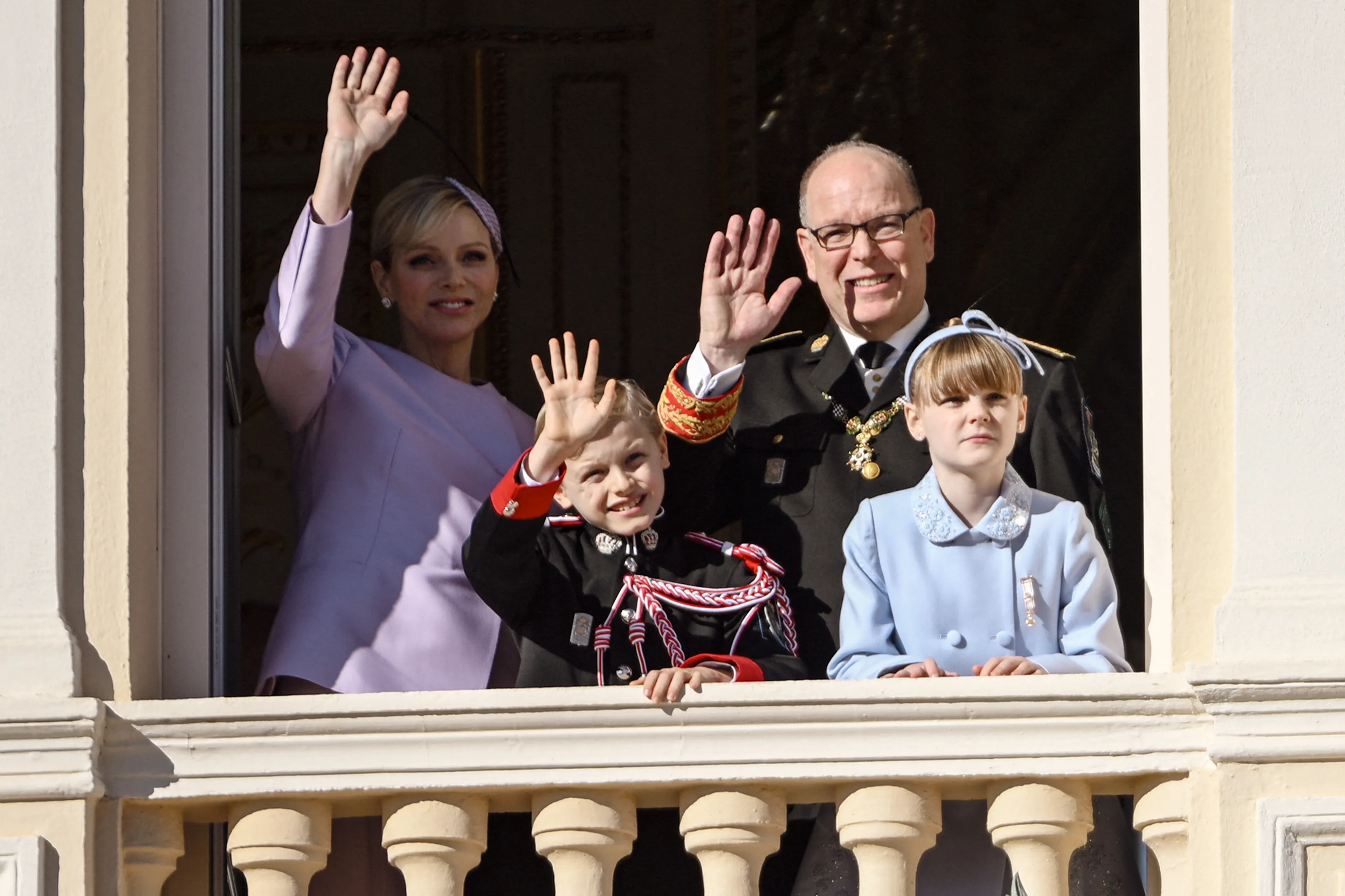 Prins Jacques en prinses Gabriella doen hun eerste communie