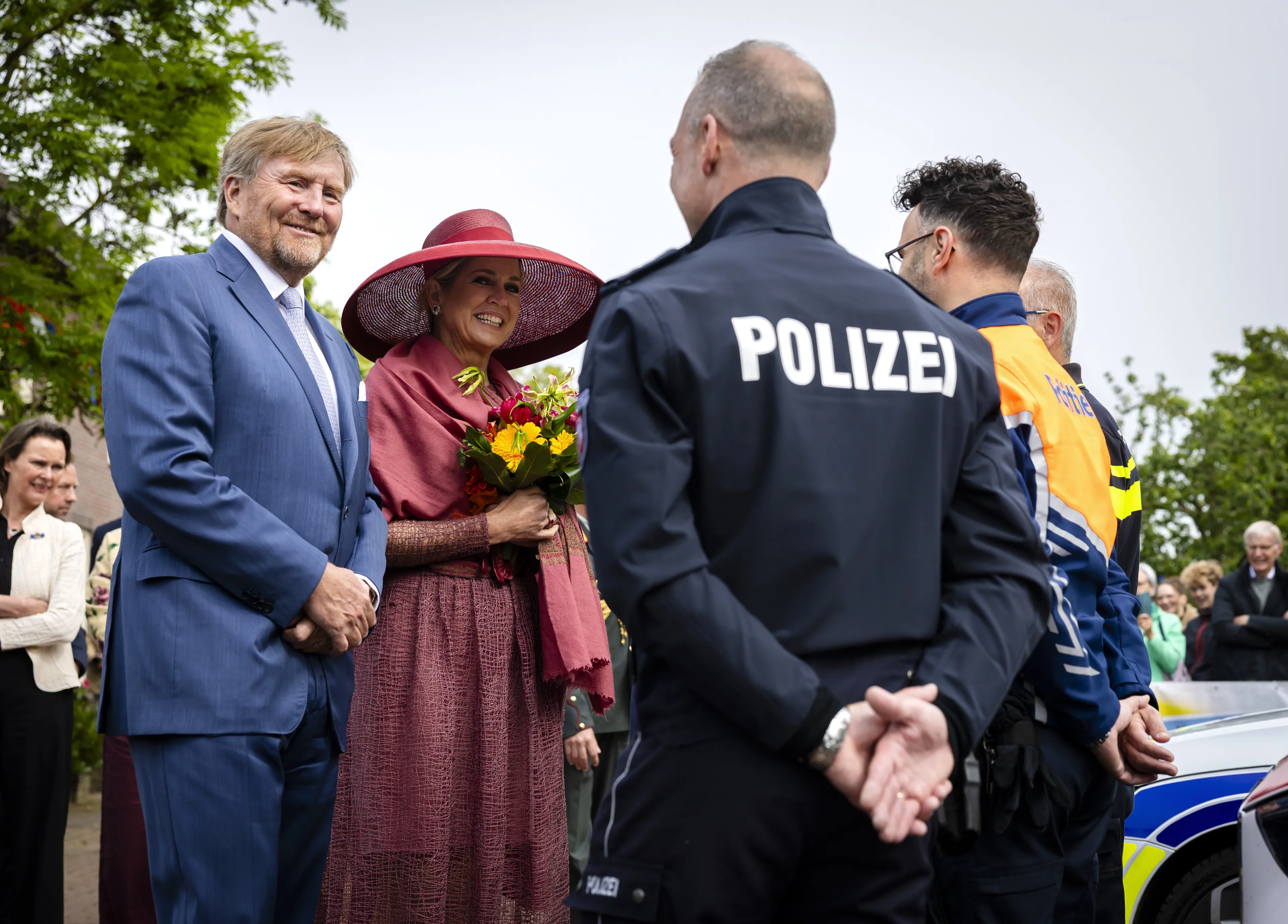 Agenten uit Duitsland, België en Nederland gaan in gesprek met het koningspaar.