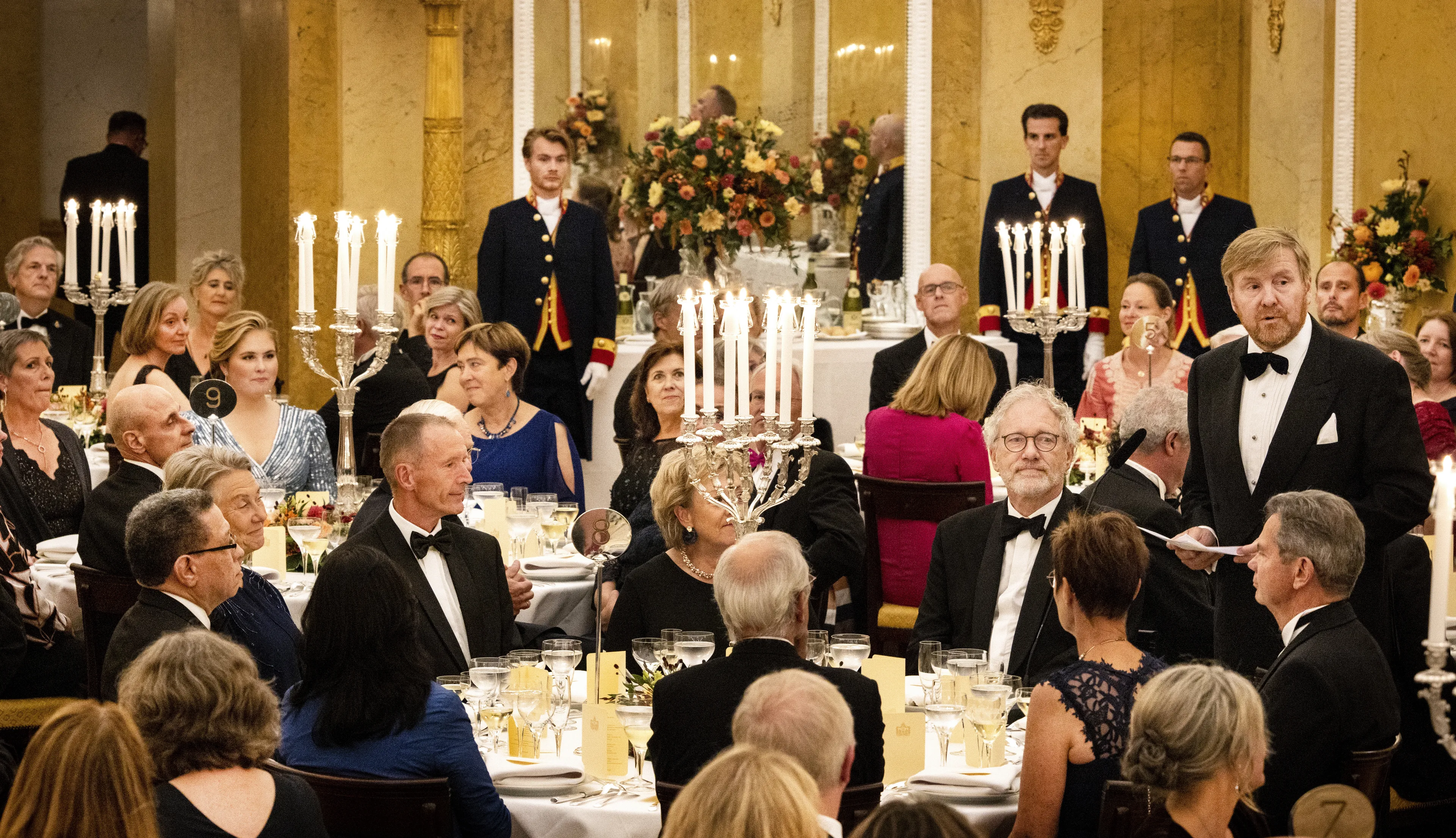 Naast koning Willem-Alexander zit Thom de Graaf tijdens een diner met de Raad van State (2022).