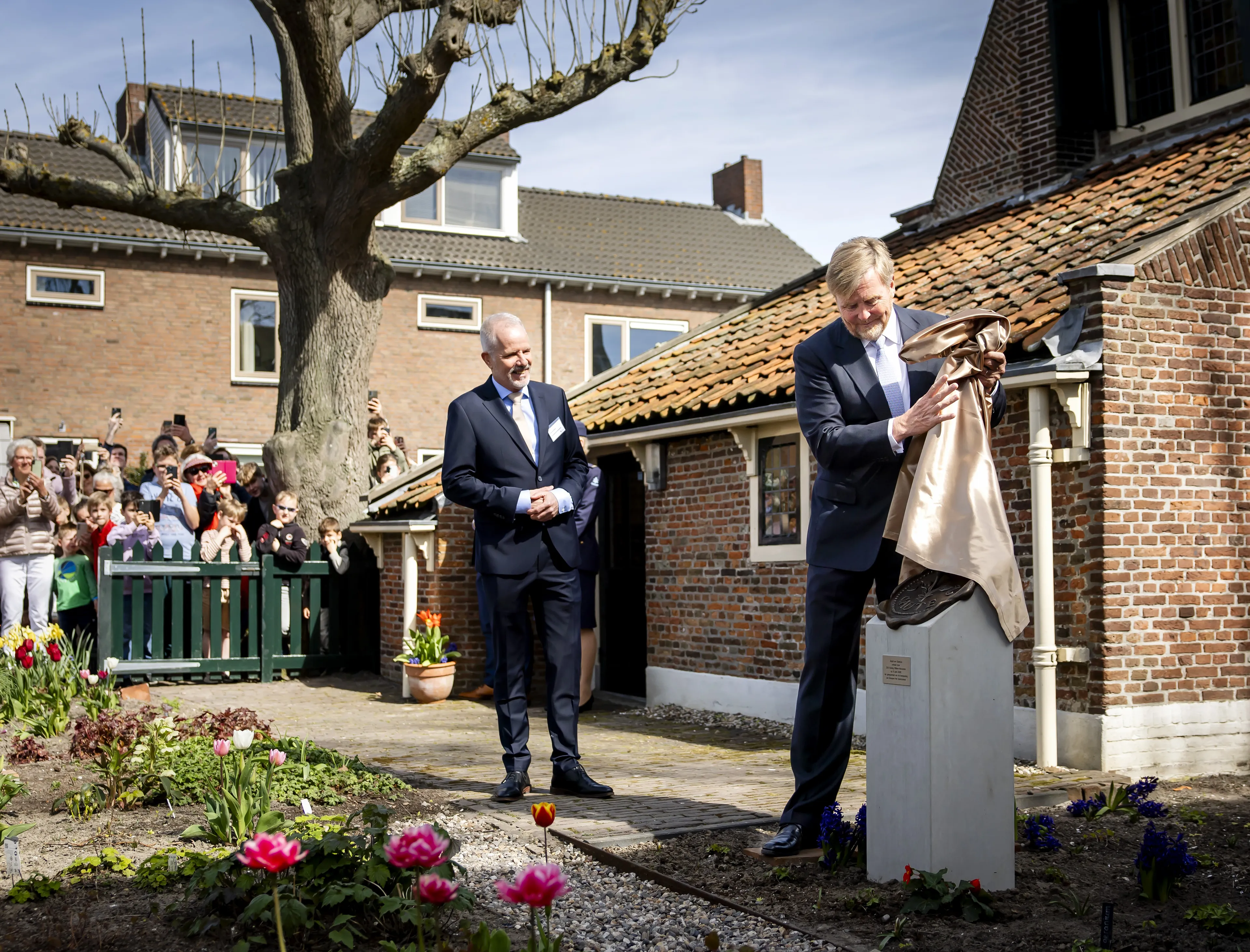 De koning onthult het gedenkteken van Spinoza.