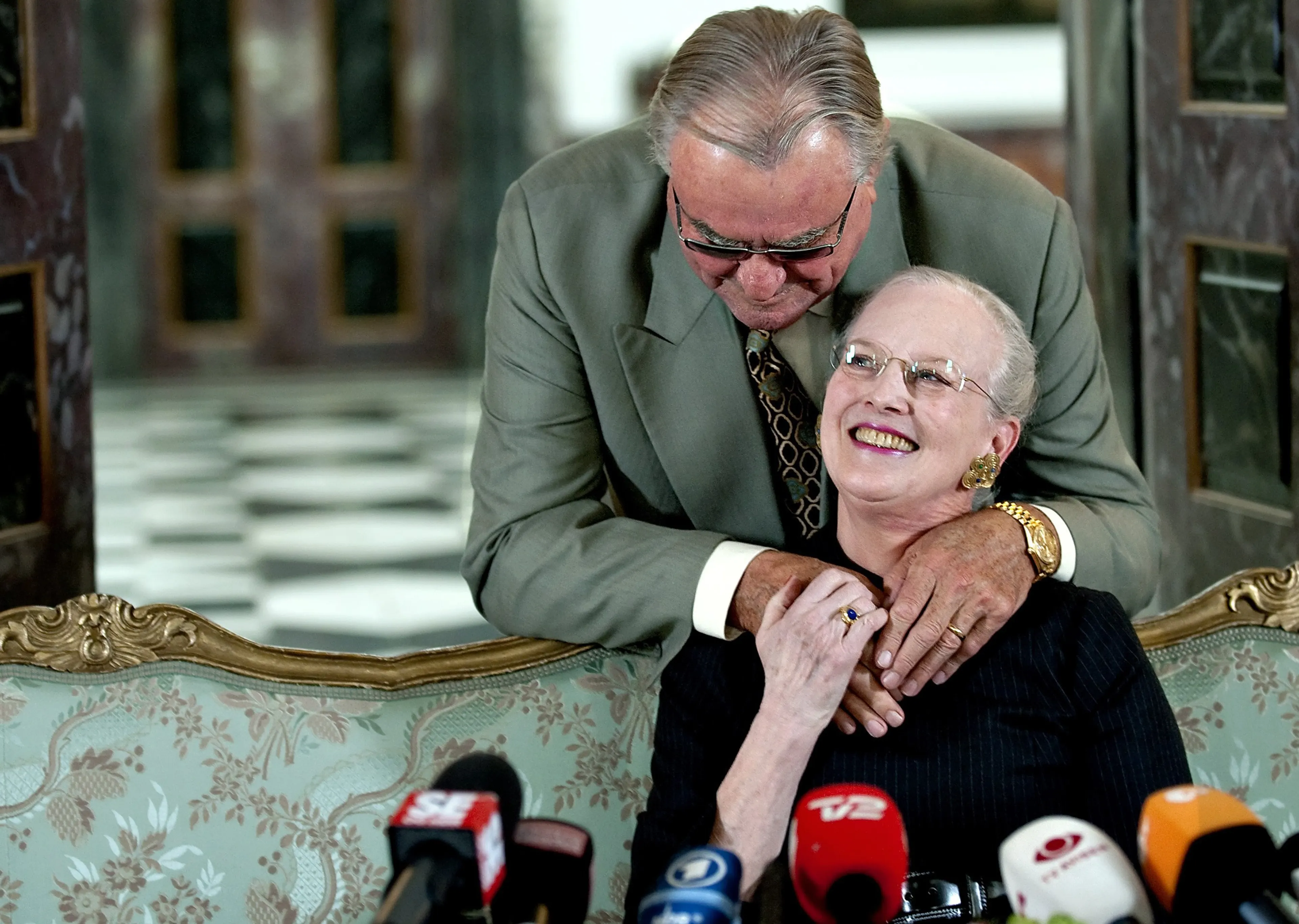 Henrik geeft zijn vrouw een knuffel.