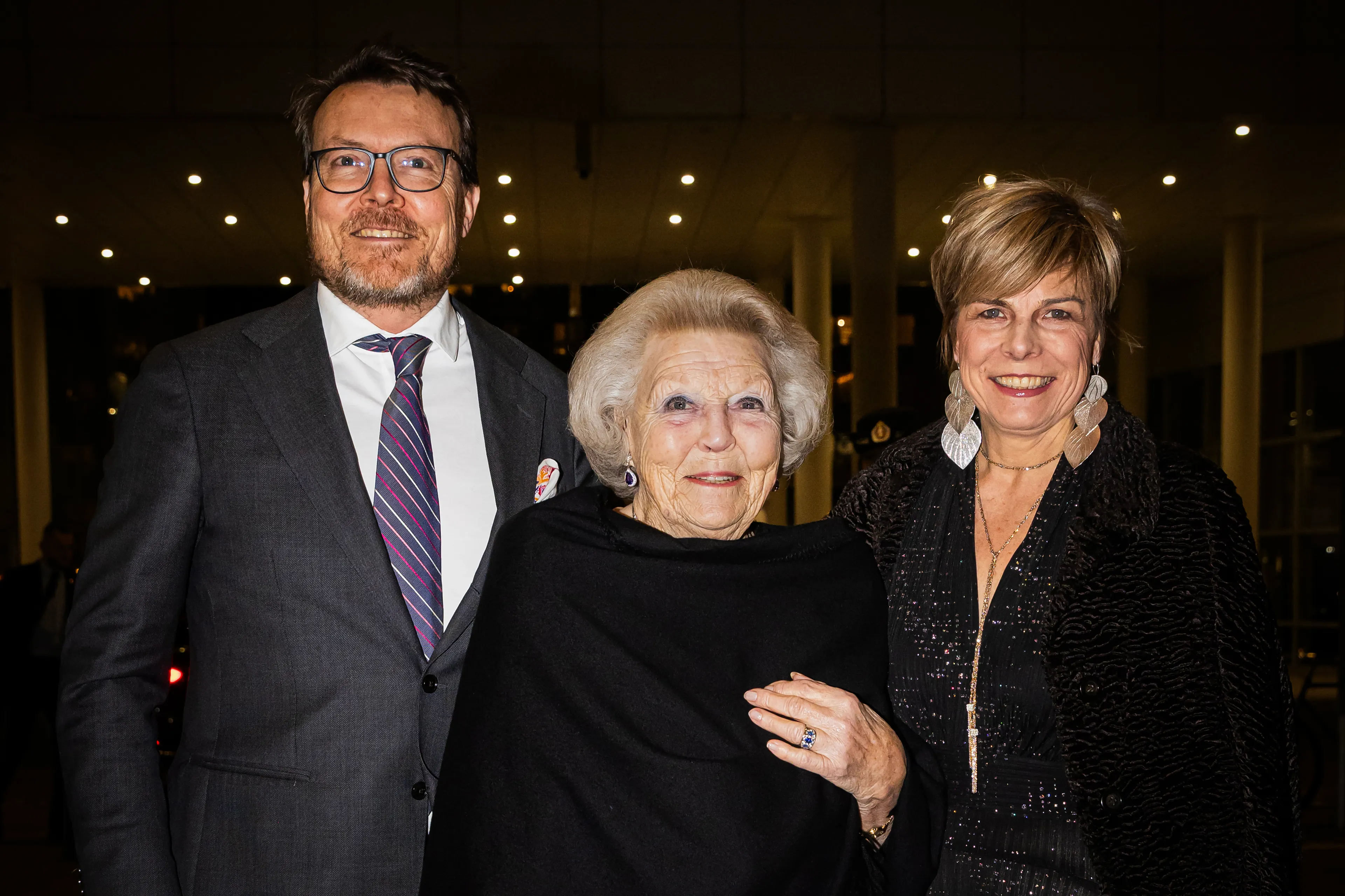 Prinses Beatrix beleeft muzikale avond met zoon en schoondochter