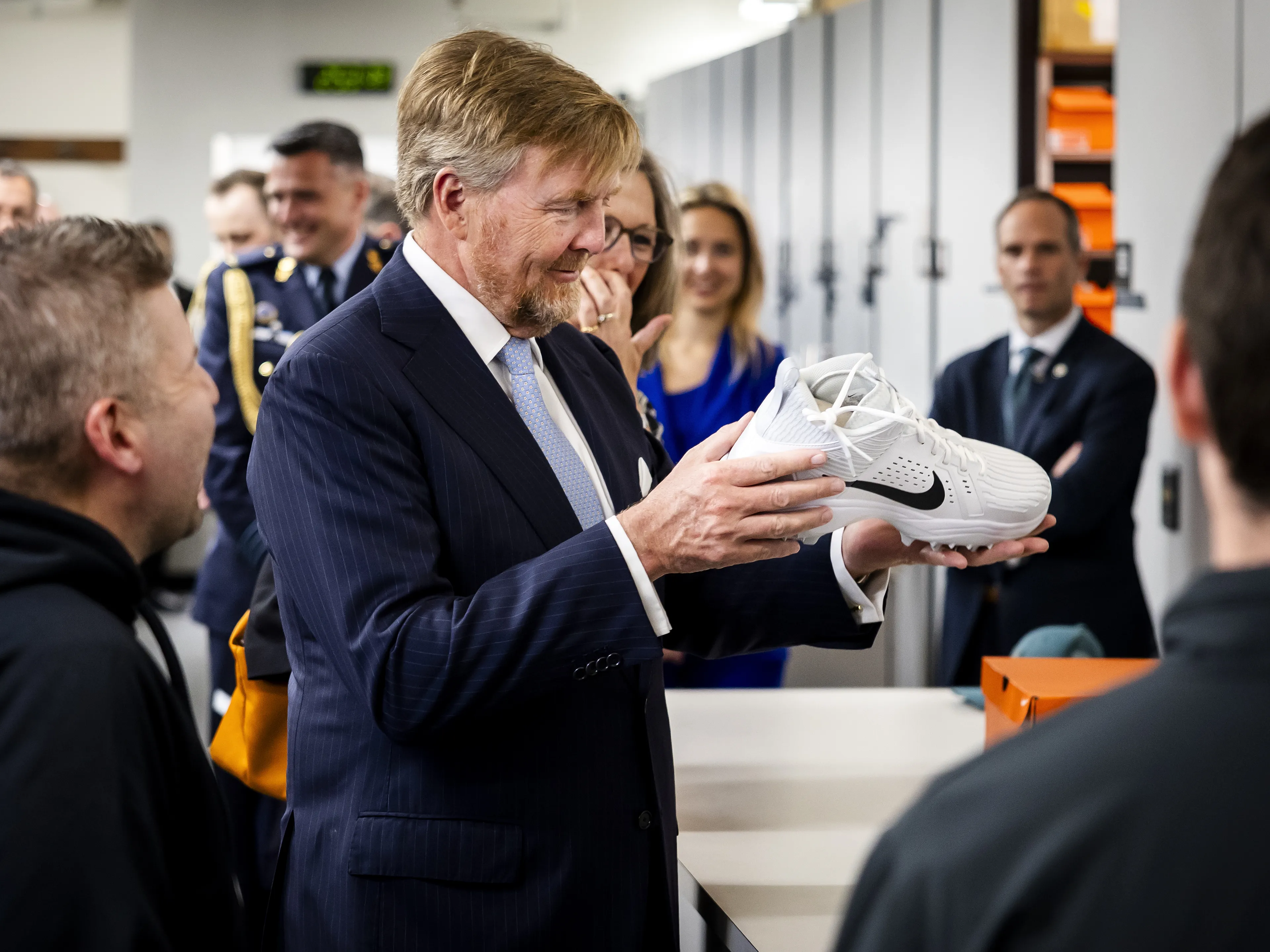 Koning Willem-Alexander en koningin Máxima tijdens een bezoek aan de trainingsfaciliteit van de American Footballclub Philadelphia Eagles.