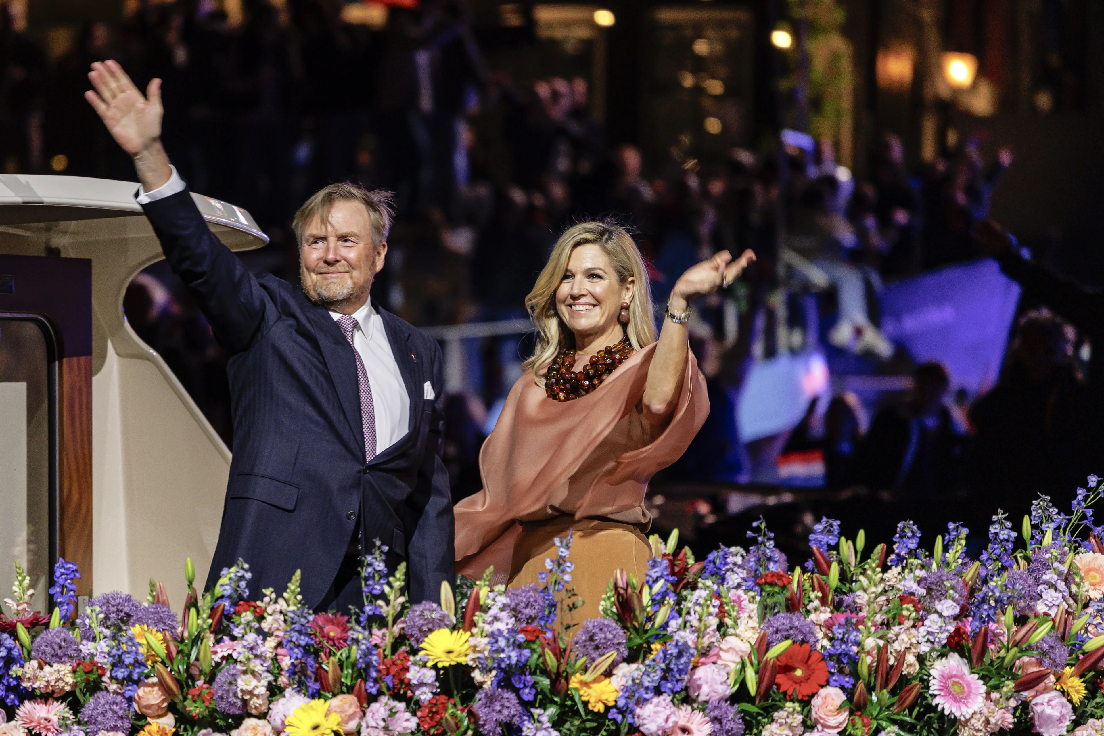Traditiegetrouw verlaat het koningspaar aan het einde van het concert per boot de locatie, terwijl We’ll Meet Again klinkt.