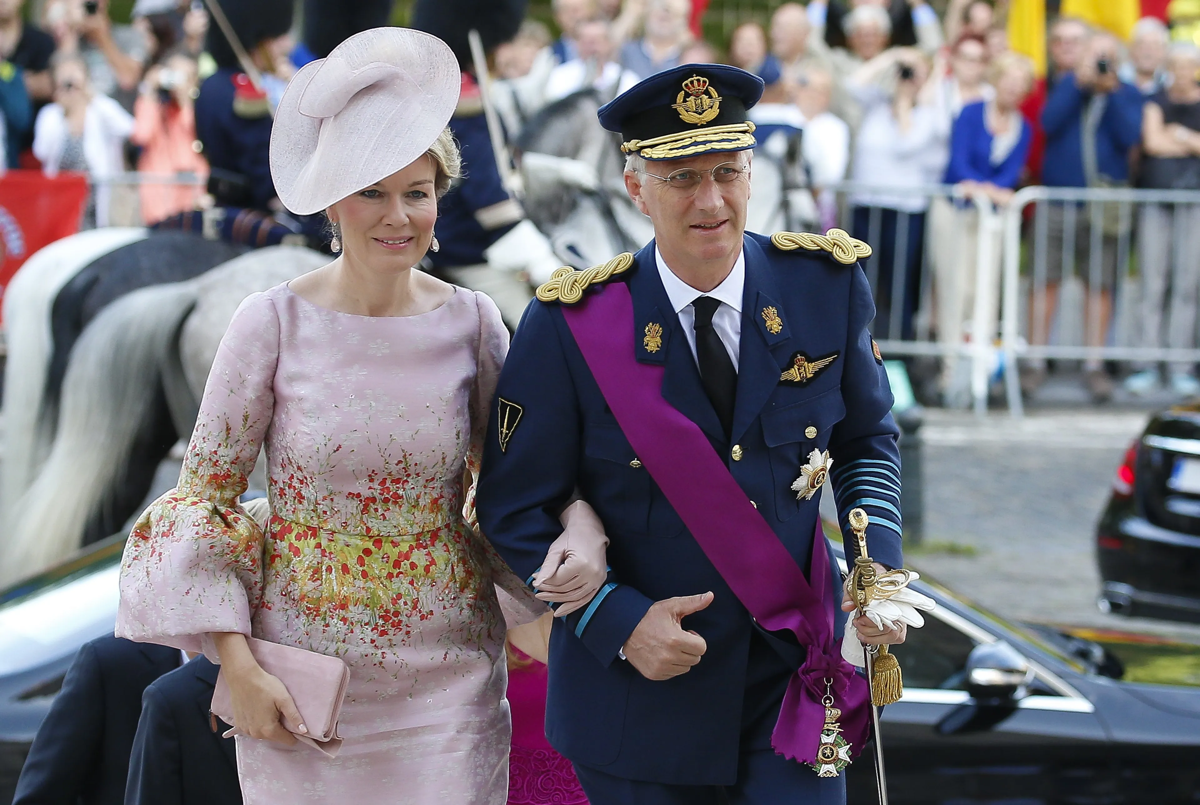 De lichtroze houdt maakt de outfit af.