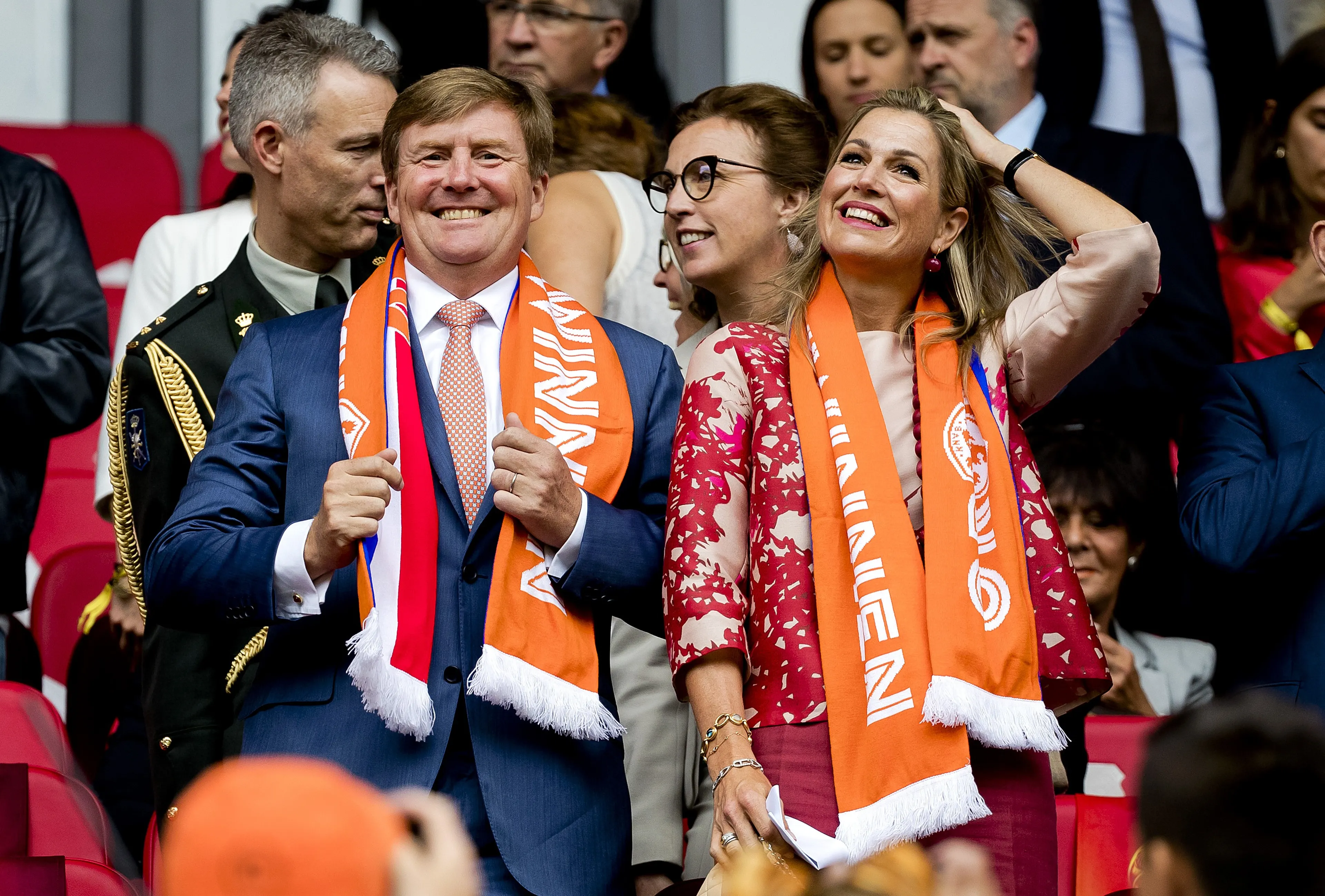 De koning en koningin op de tribune van het EK voetbal voor vrouwen (2017).