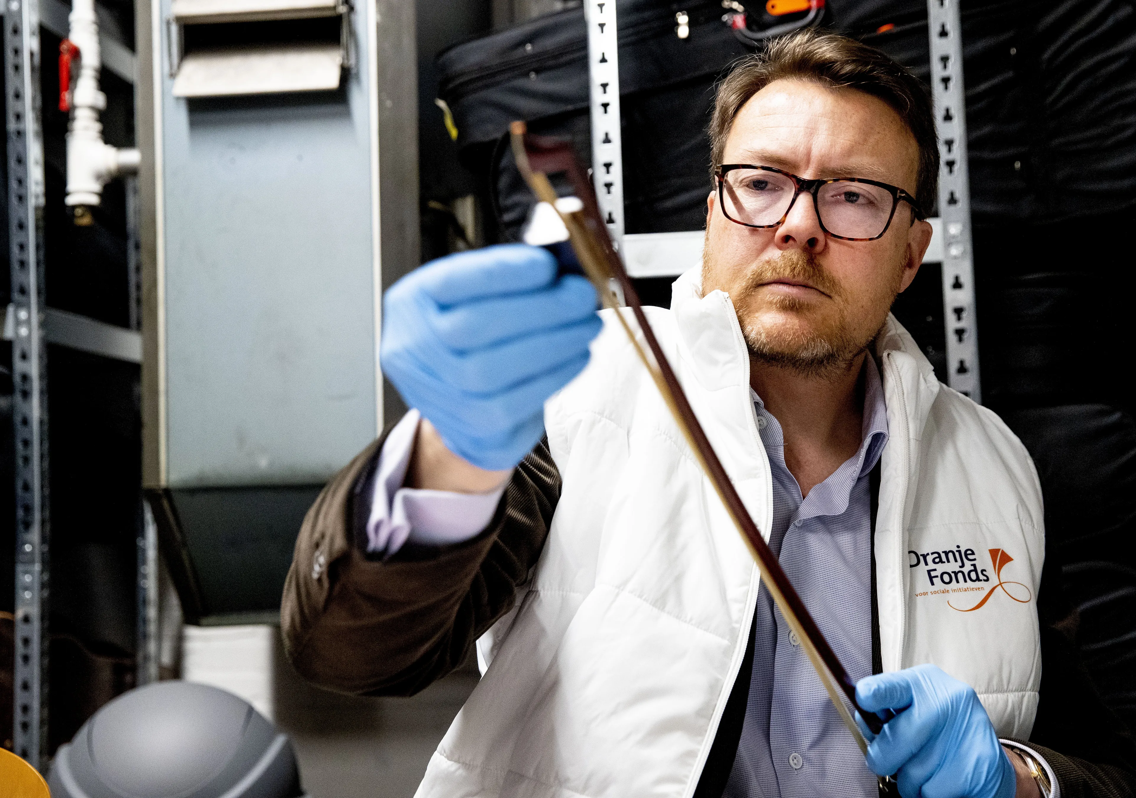 Ook prins Constantijn is aan het boenen.