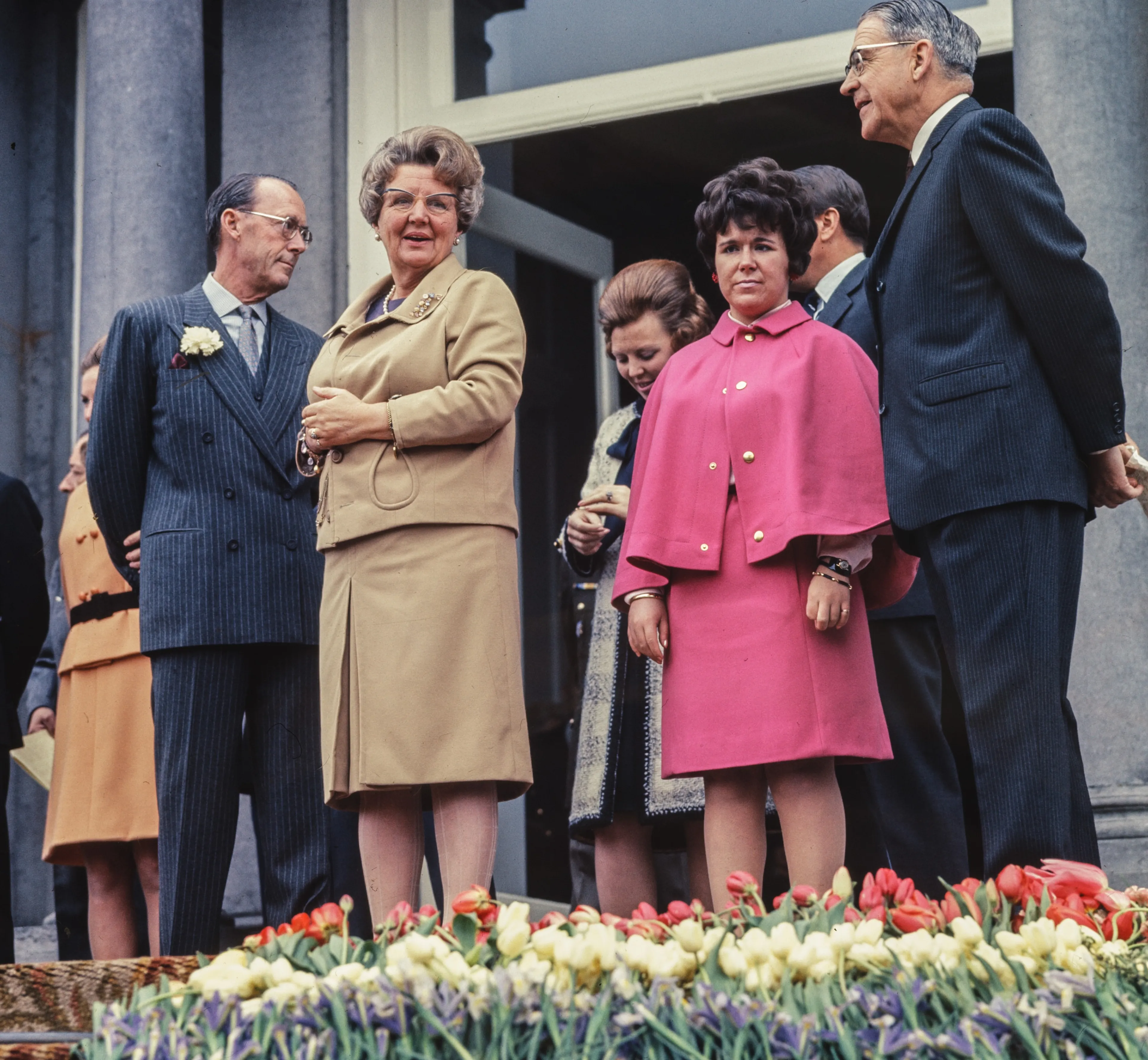 30 april 1968. Prins Bernhard, koningin Juliana, prinses Beatrix en prinses Christina op het bordes van paleis Soestdijk op Koninginnedag