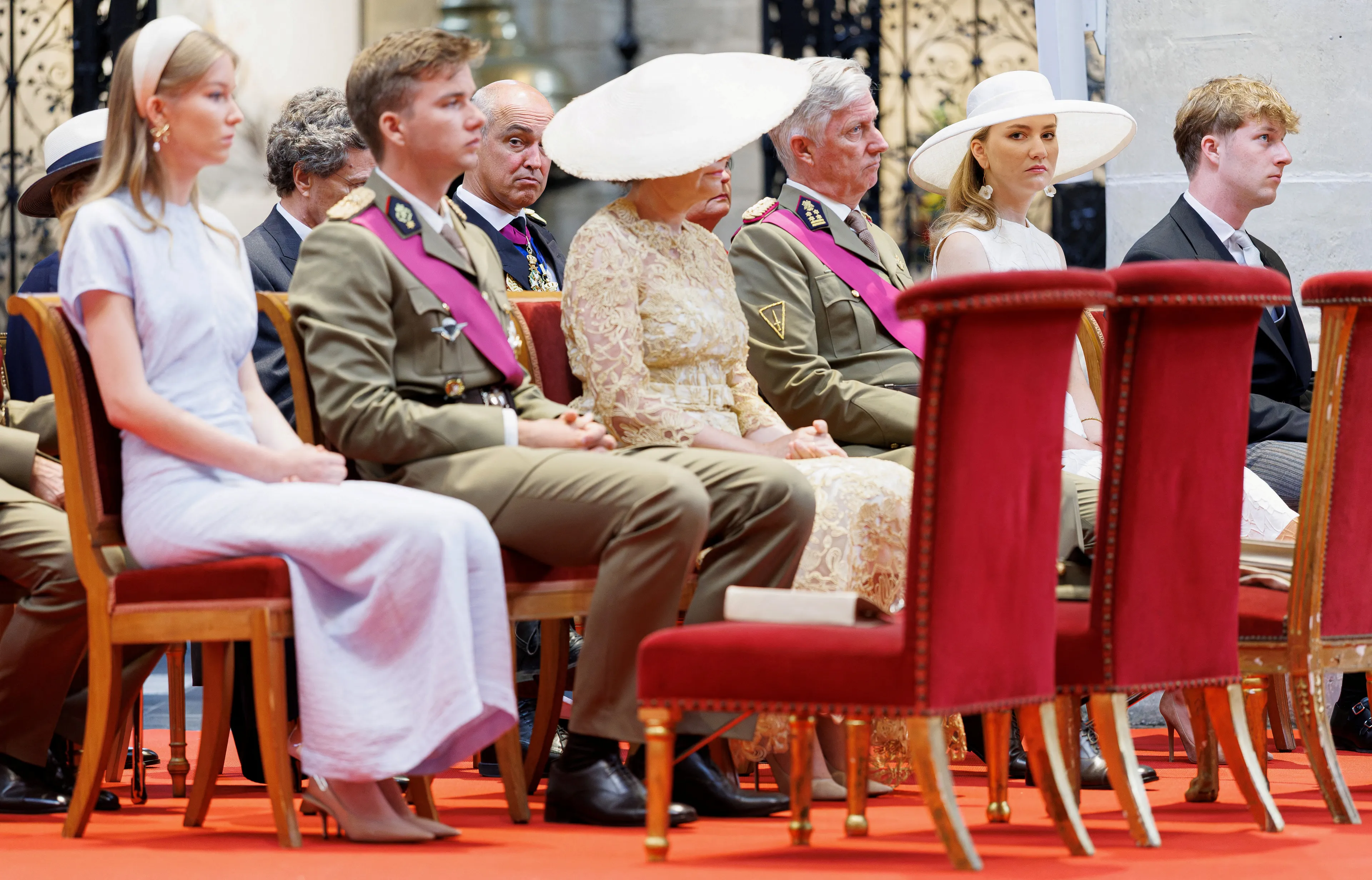 Het gezin zit vooraan in de kathedraal.