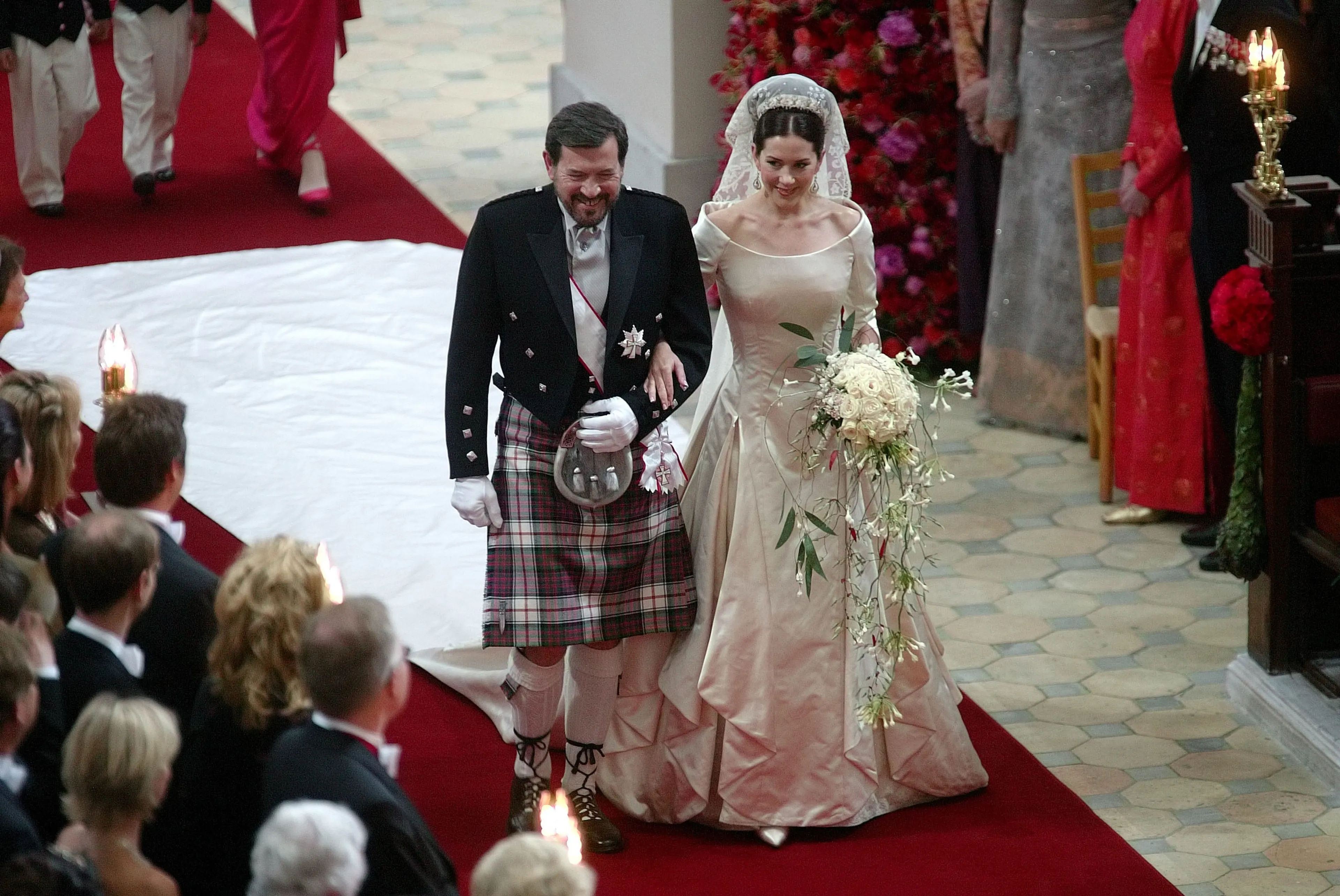 Mary wordt door haar vader naar het altaar gebracht.