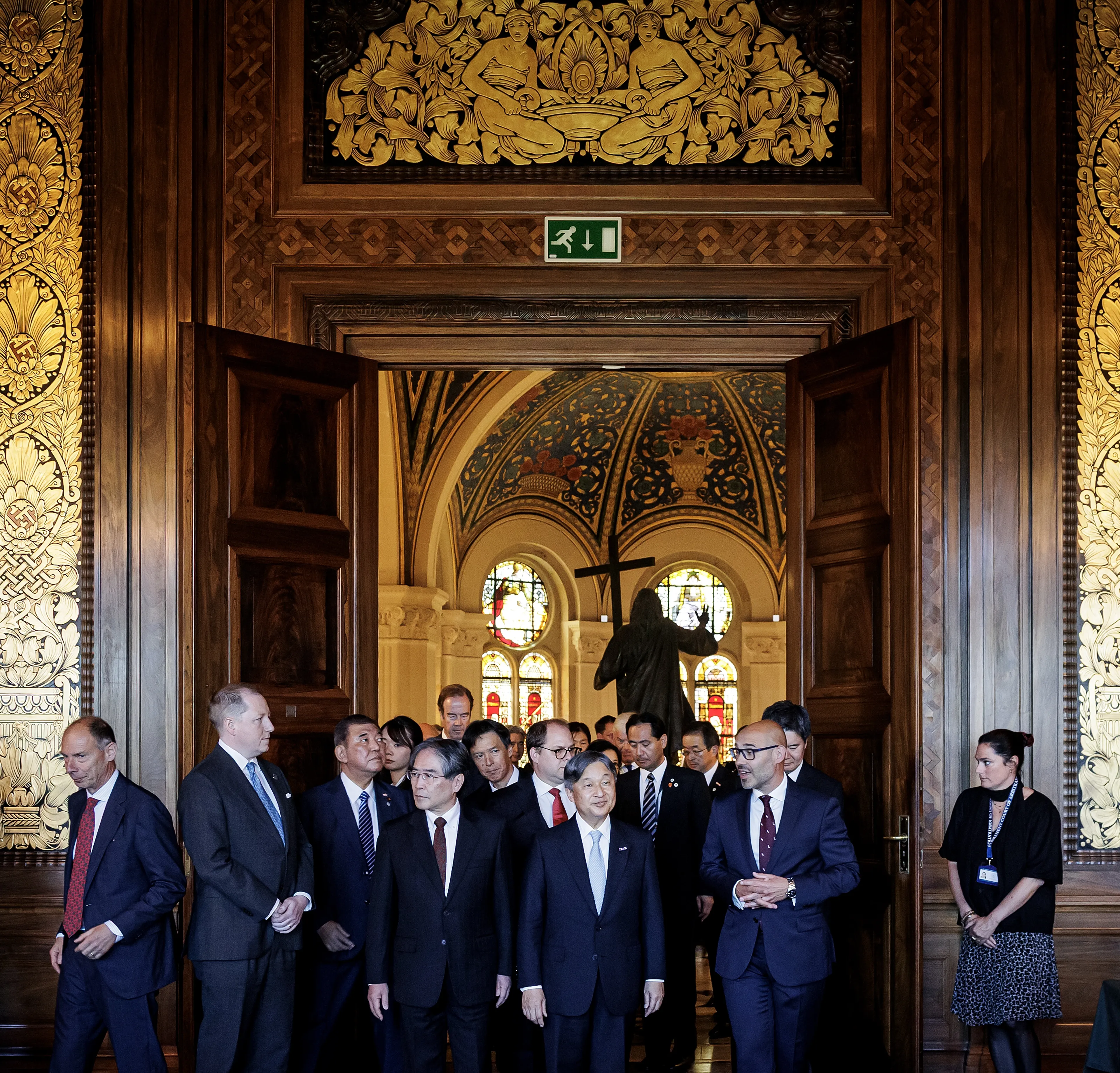 Naruhito arriveert bij de volgende activiteit.