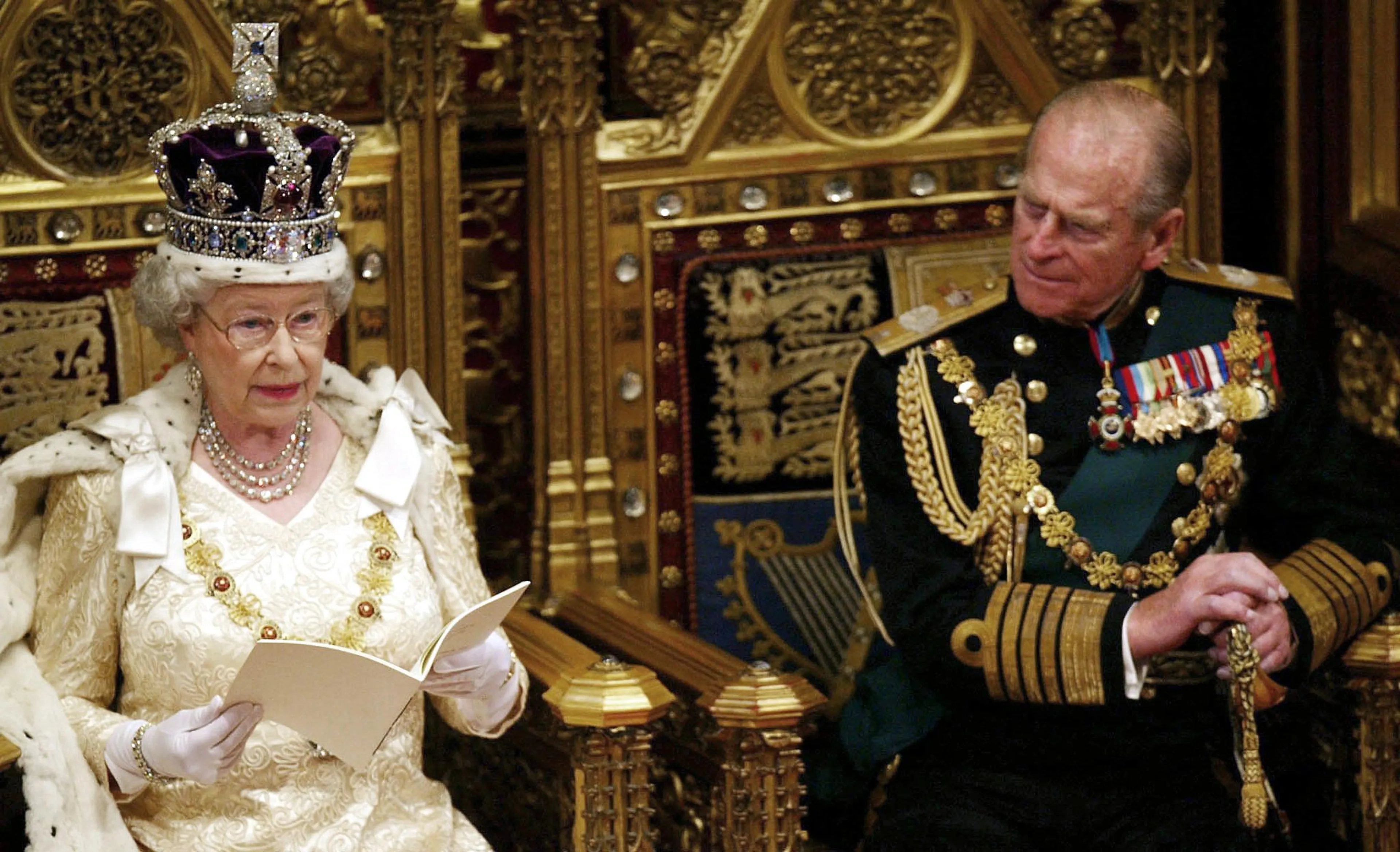Prins Philip luistert aandachtig naar de toespraak van koningin Elizabeth (2002).