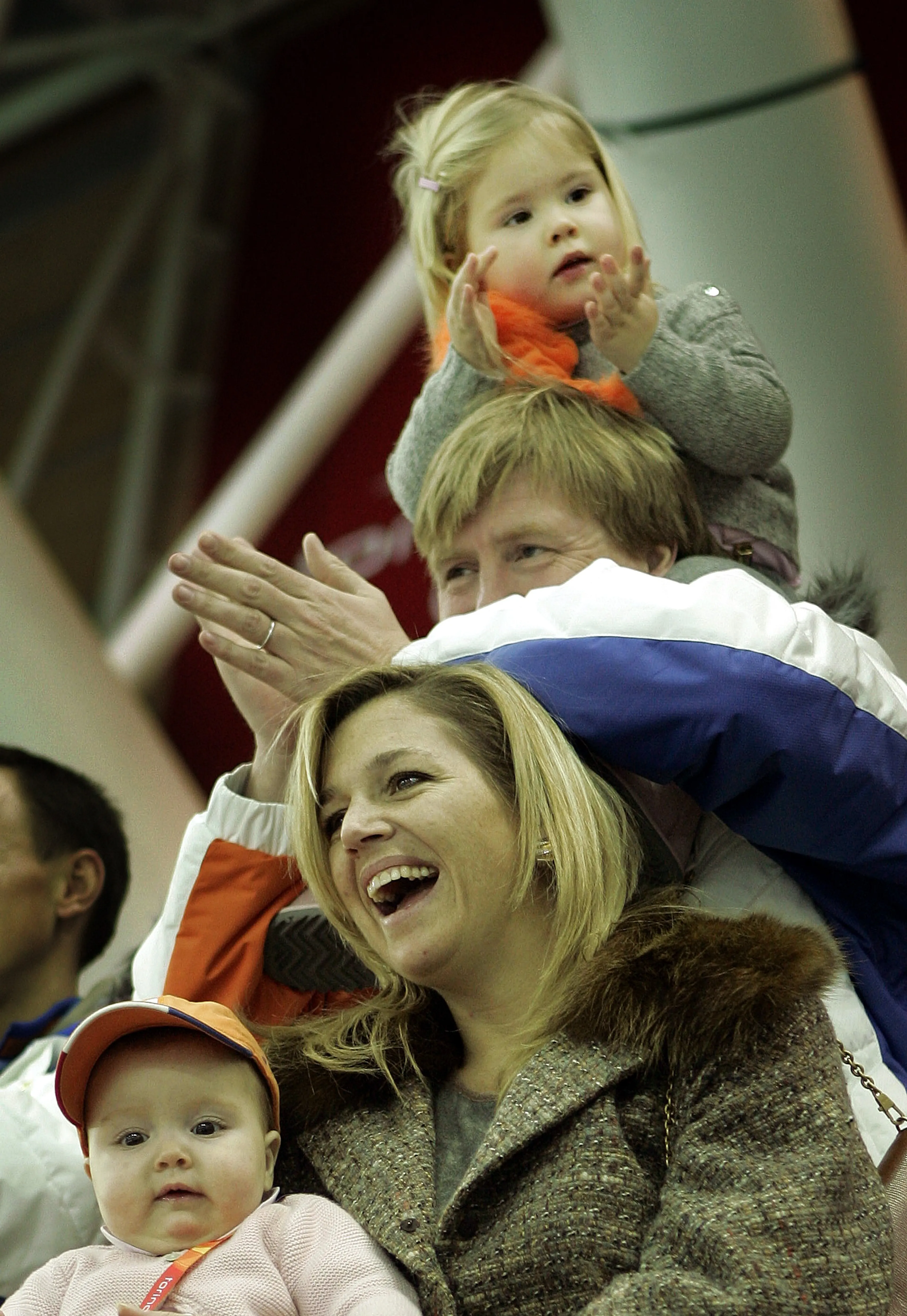 Prins Willem-Alexander, prinses Maxima en prinses Amalia en prinses Alexia op de tribune (2006).