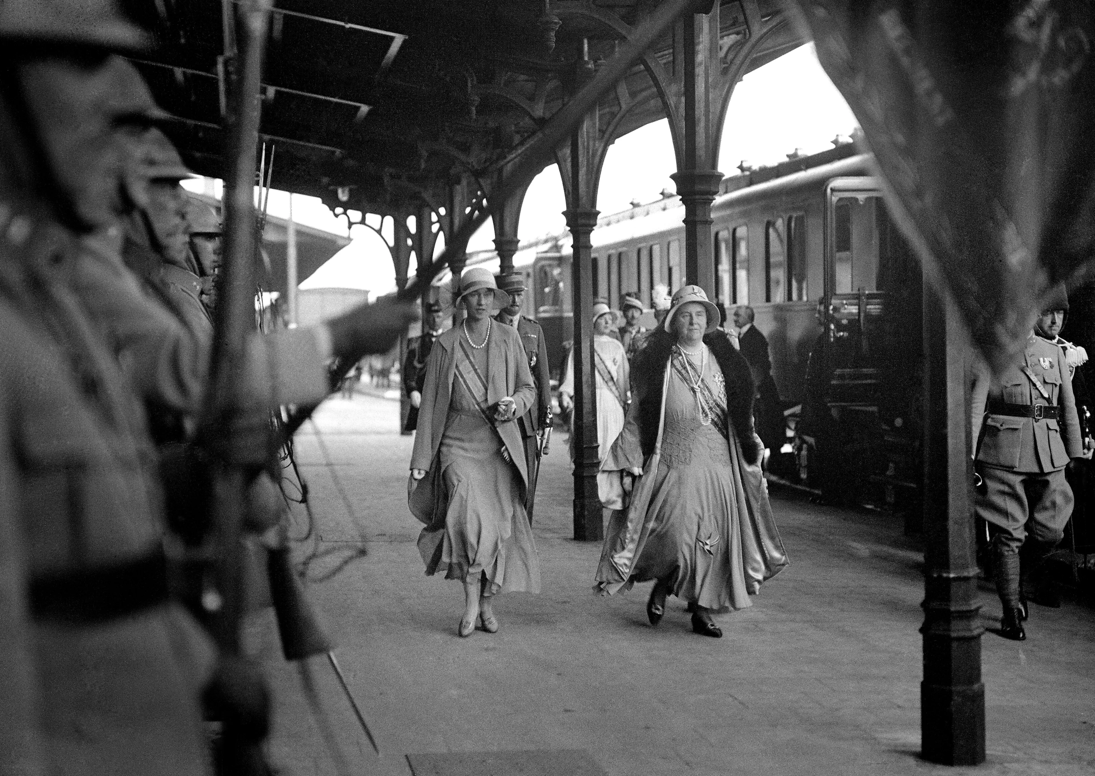 Koningin Wilhelmina en prinses Juliana stappen uit de trein.
