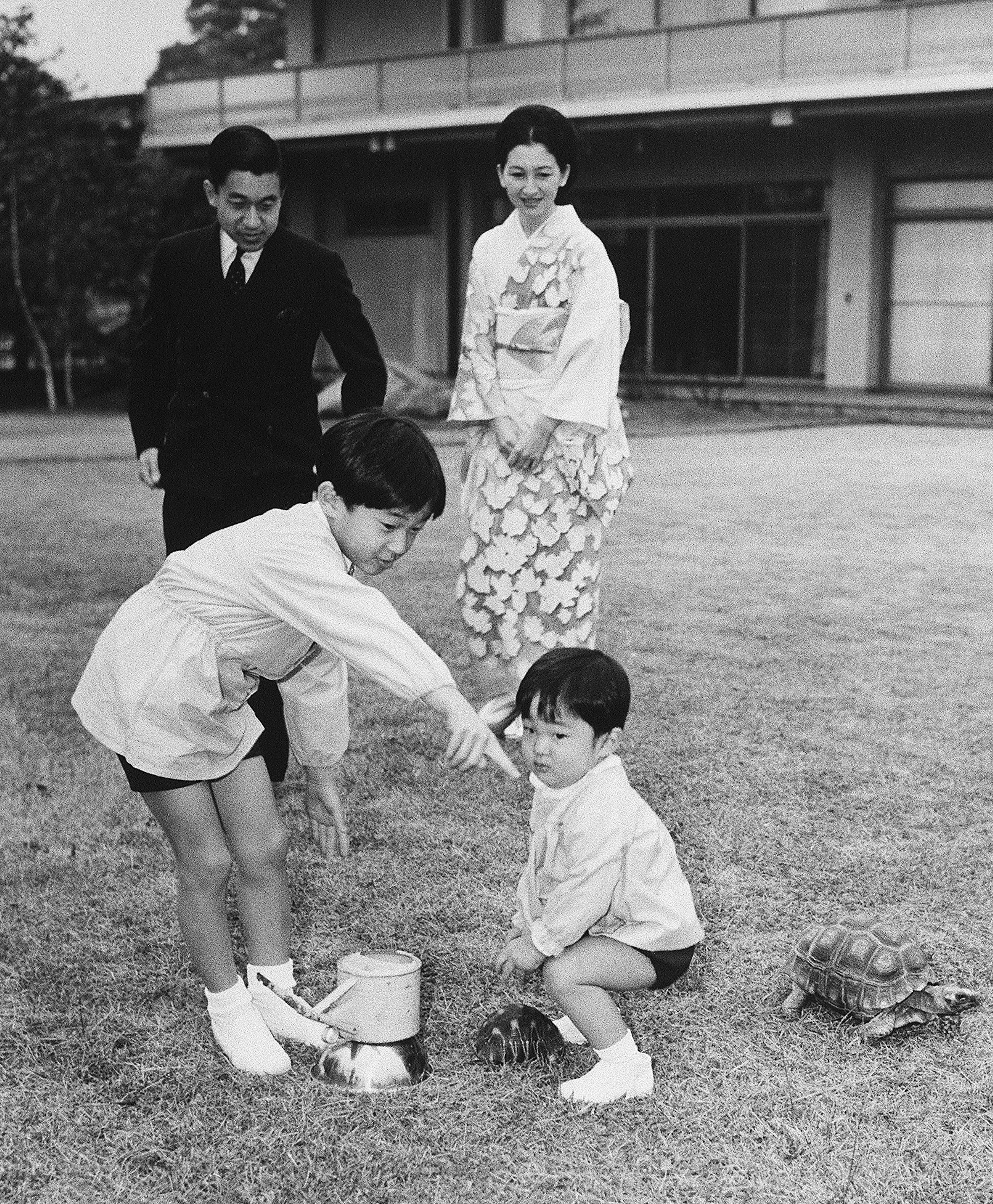 Naruhito en Akishino spelen in de paleistuin met schildpadden.