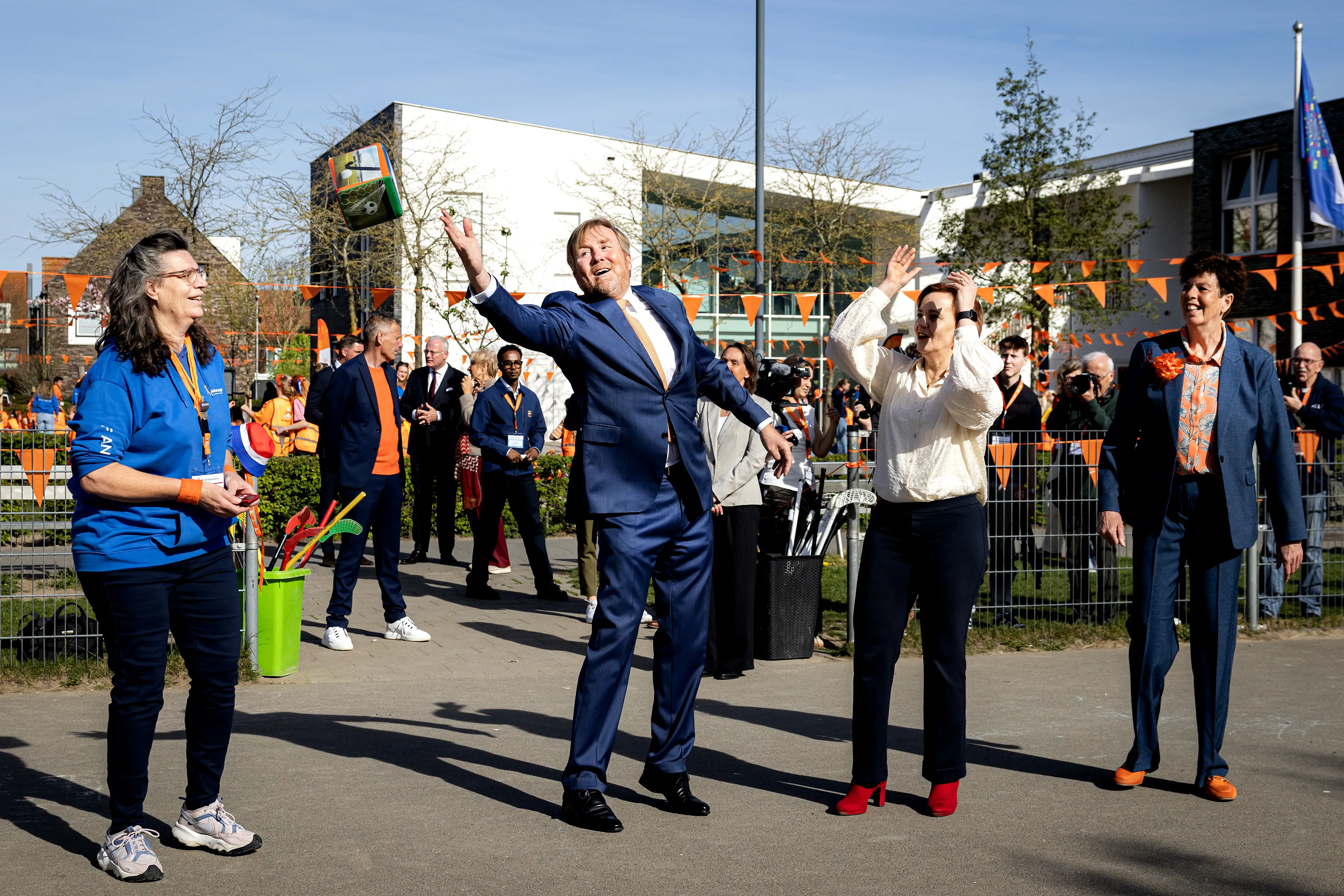 De koning doet mee met allerlei sportieve spellen.