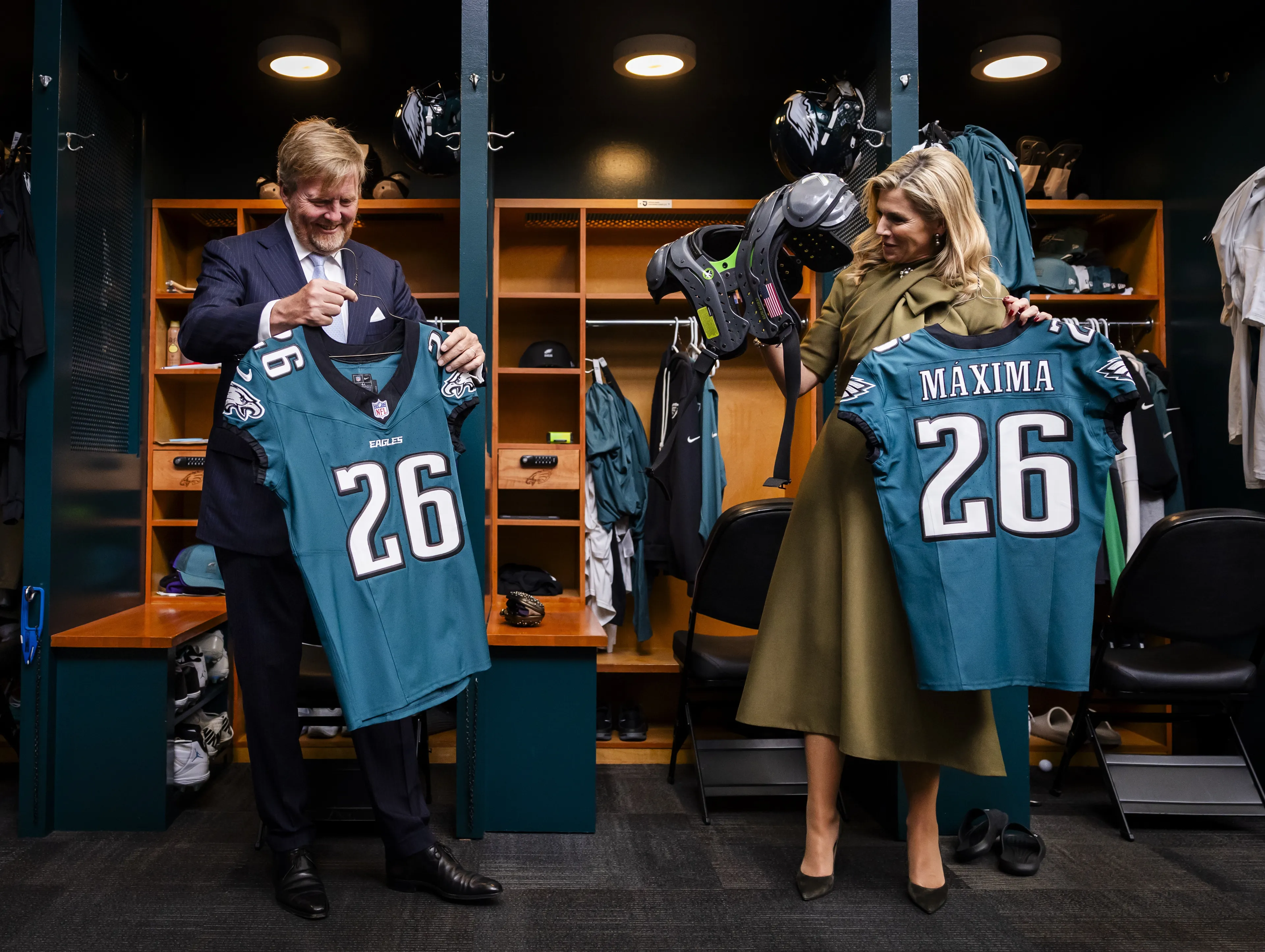 Het koningspaar ontving een shirt van de club.