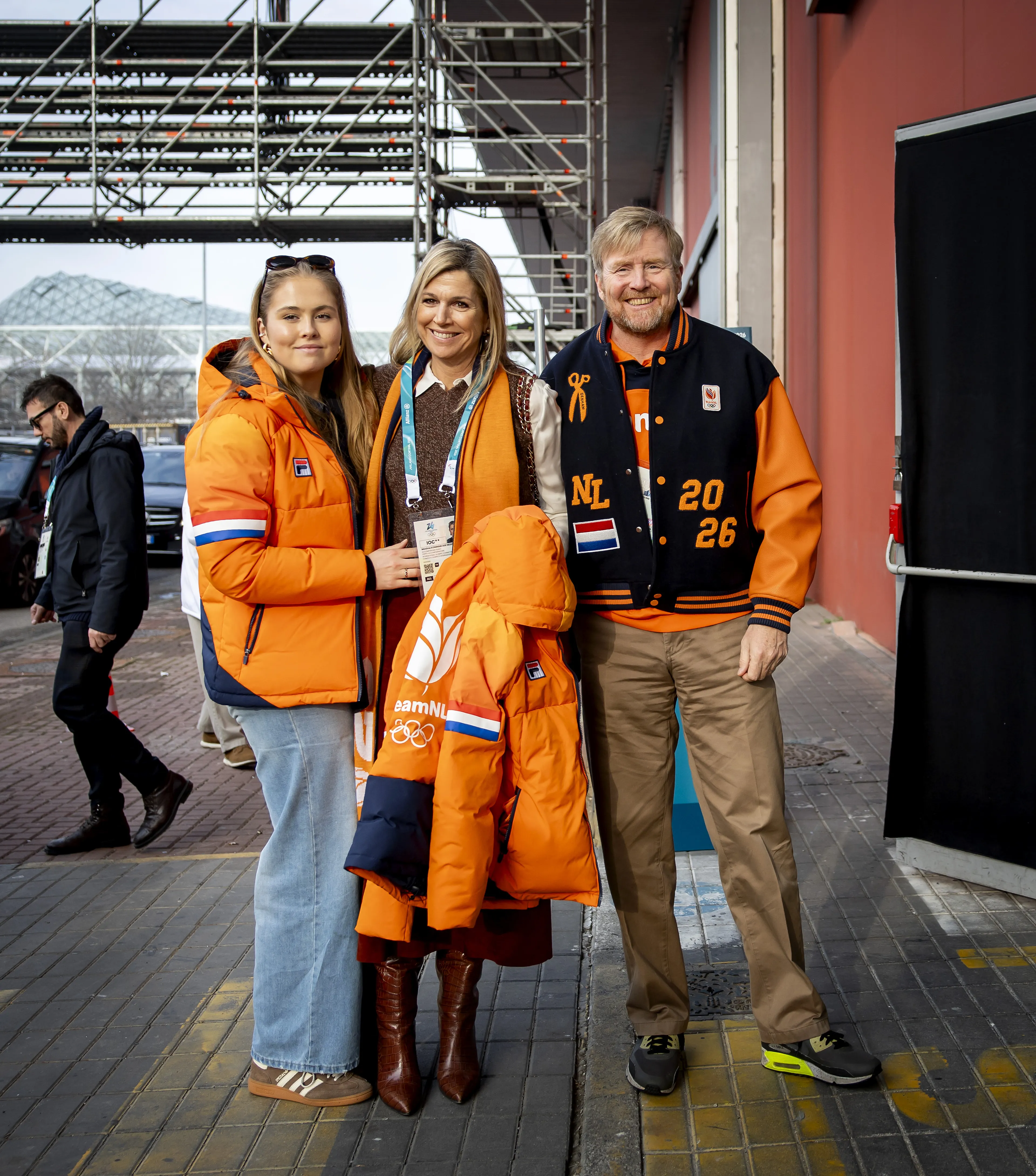 Het koningspaar en prinses Amalia arriveren op het Milano Ice Park.