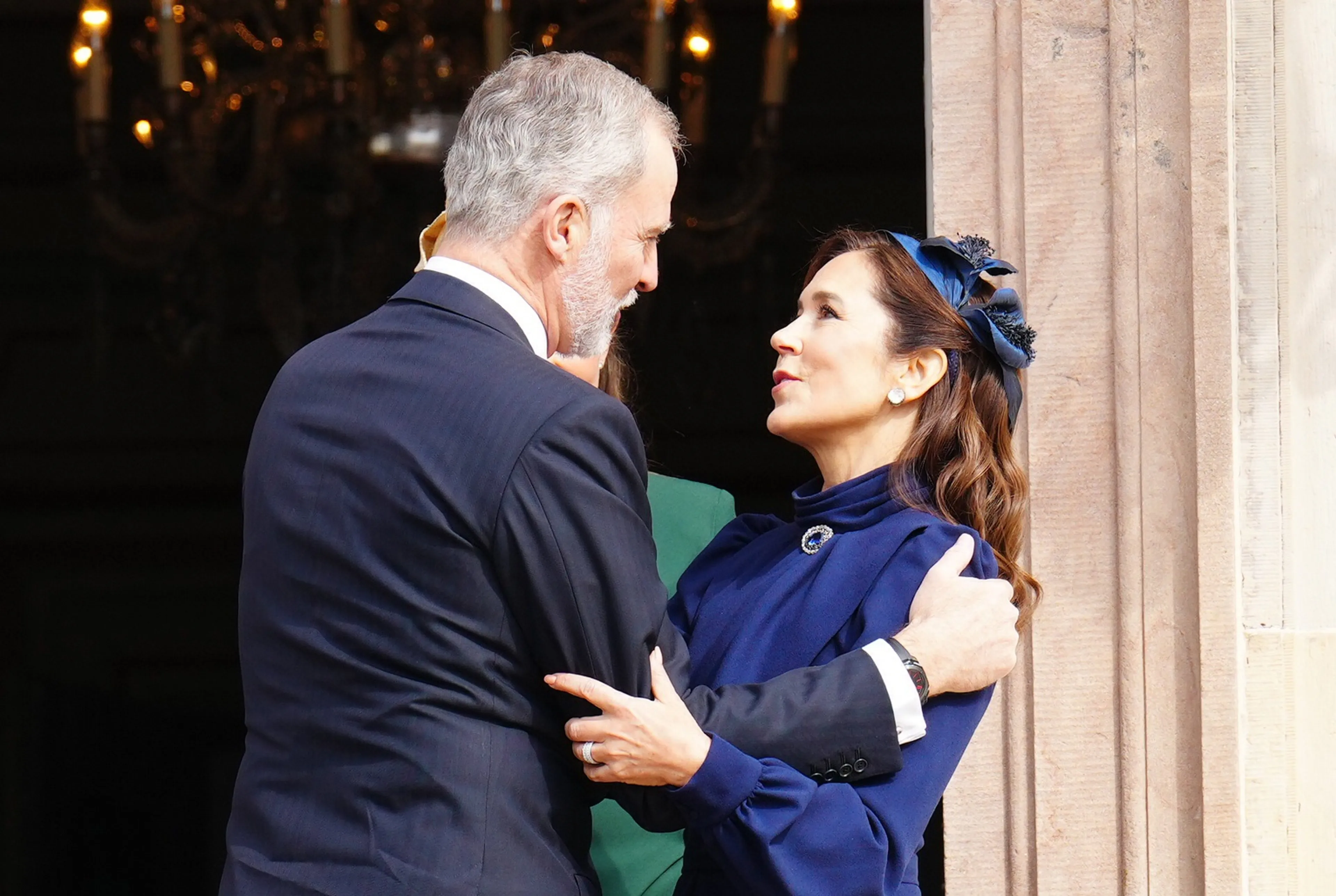 Koning Felipe condoleert koningin Mary.