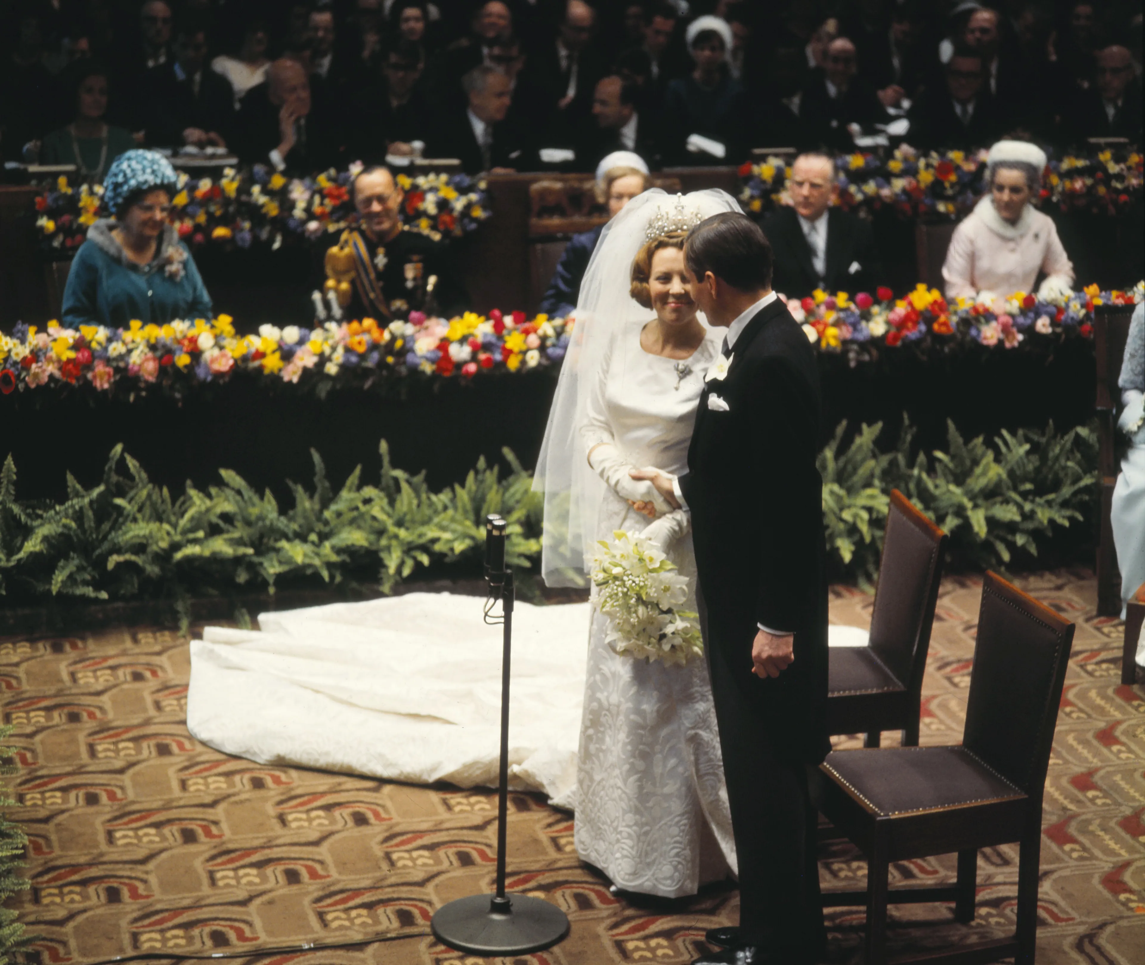 Prinses Beatrix en prins Claus trouwen in de Westerkerk in Amsterdam.