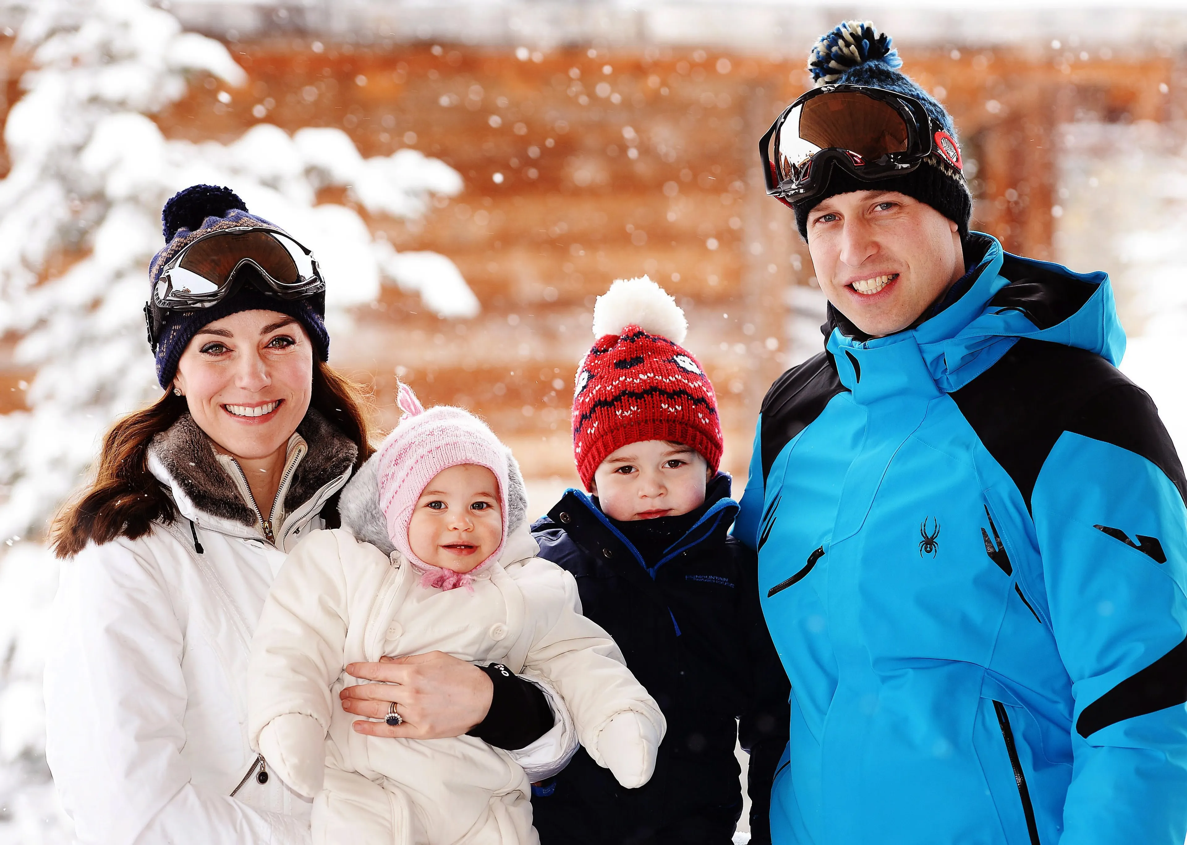 De prins en prinses van Wales met George en Charlotte op skivakantie in de Franse Alpen (2016).