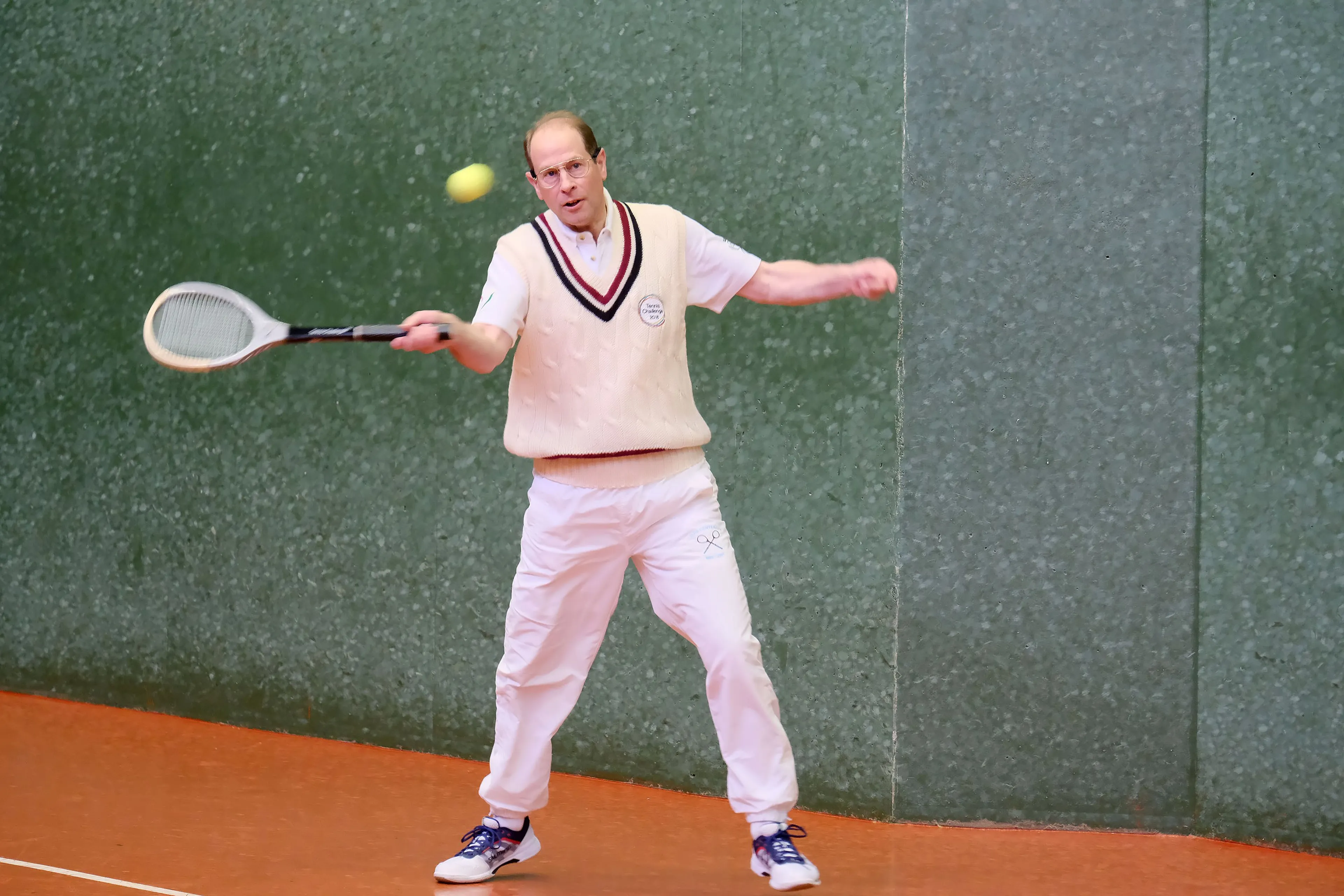 Prins Edward bij de Royal Melbourne Tennisclub aan het tennissen (2018).