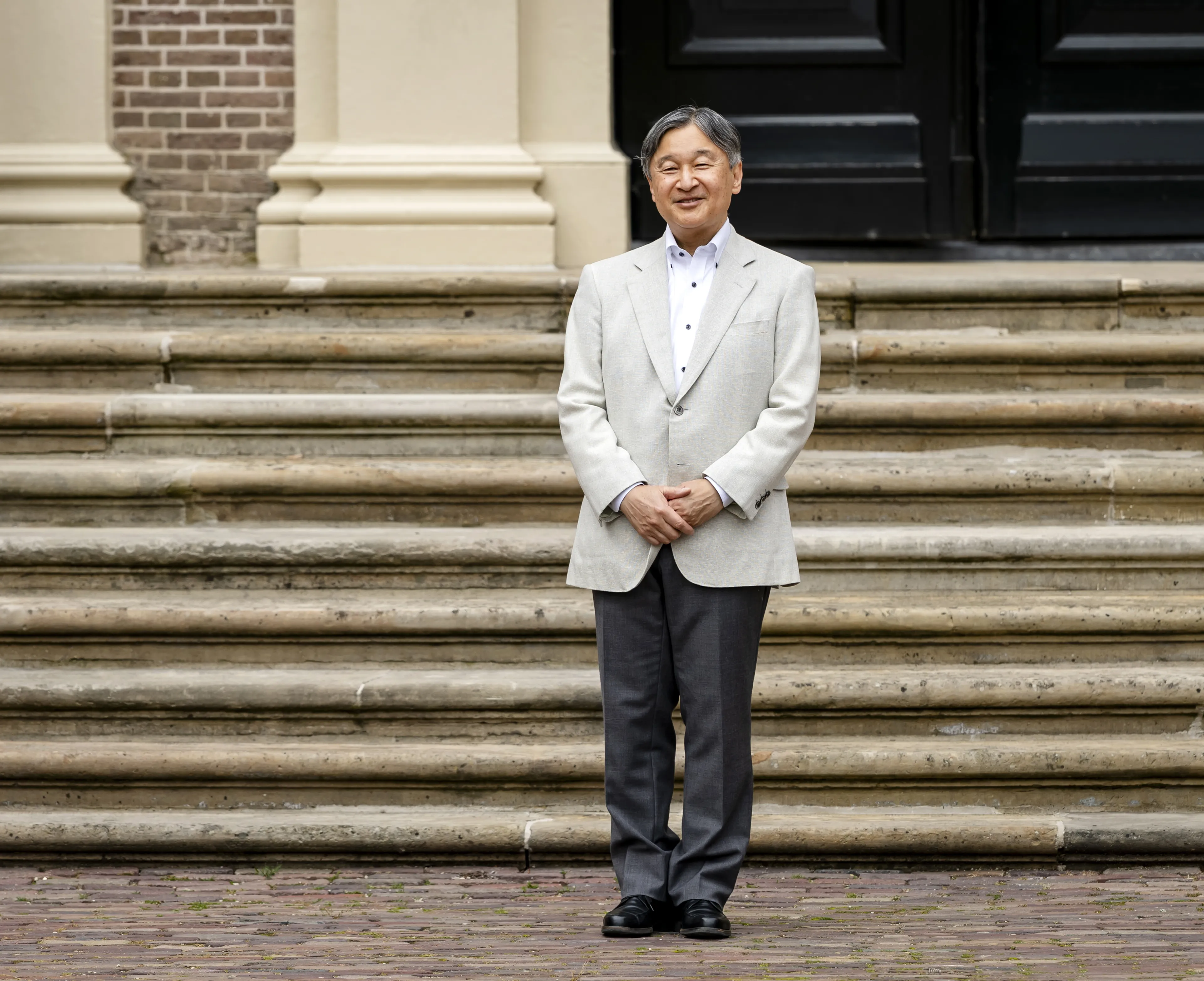 Bij afwezigheid van de keizerin moet de keizer alleen op de foto.