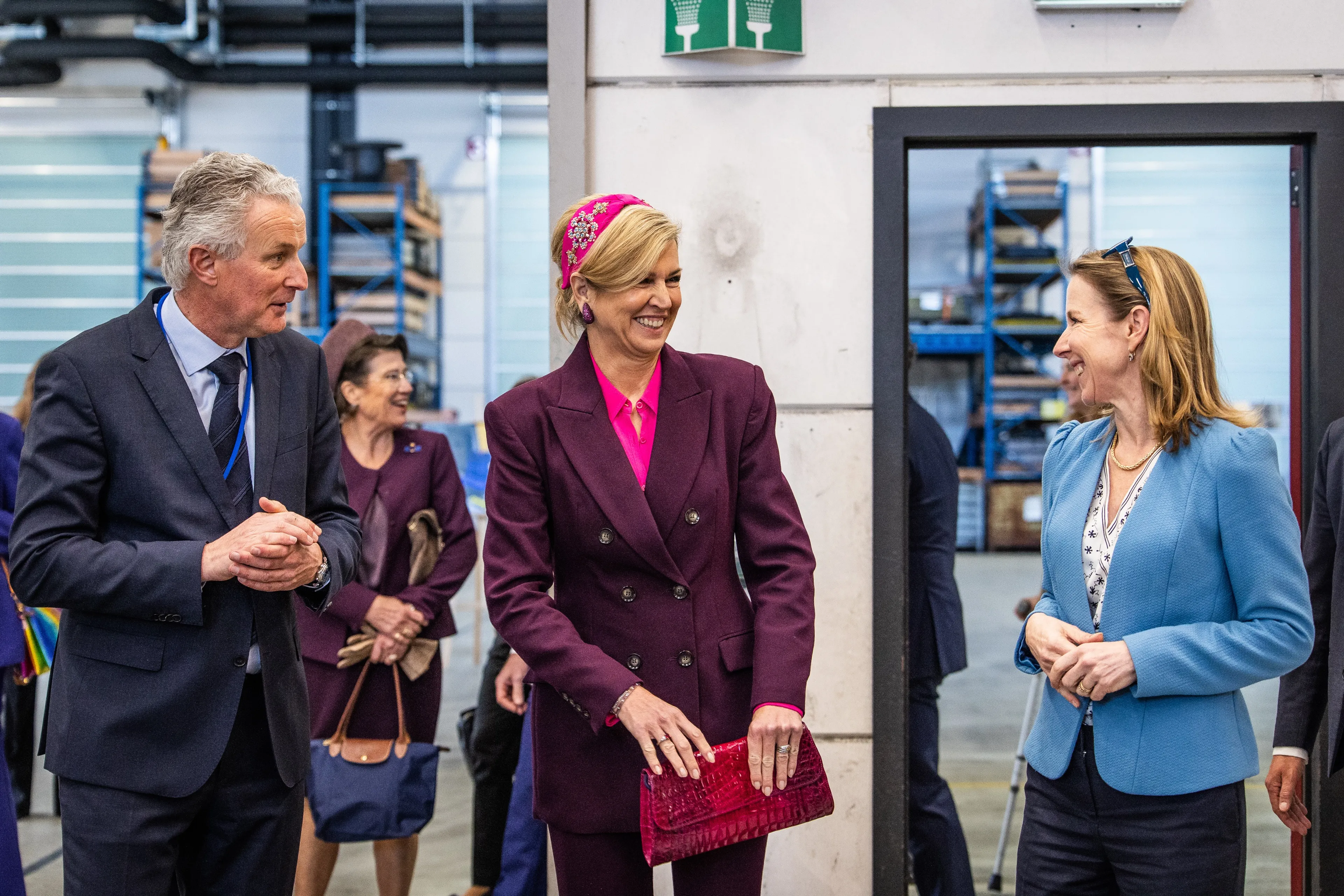 Koningin Máxima samen met minister Stientje van Veldhoven van Klimaat en Groene Groei van Nederland (L).