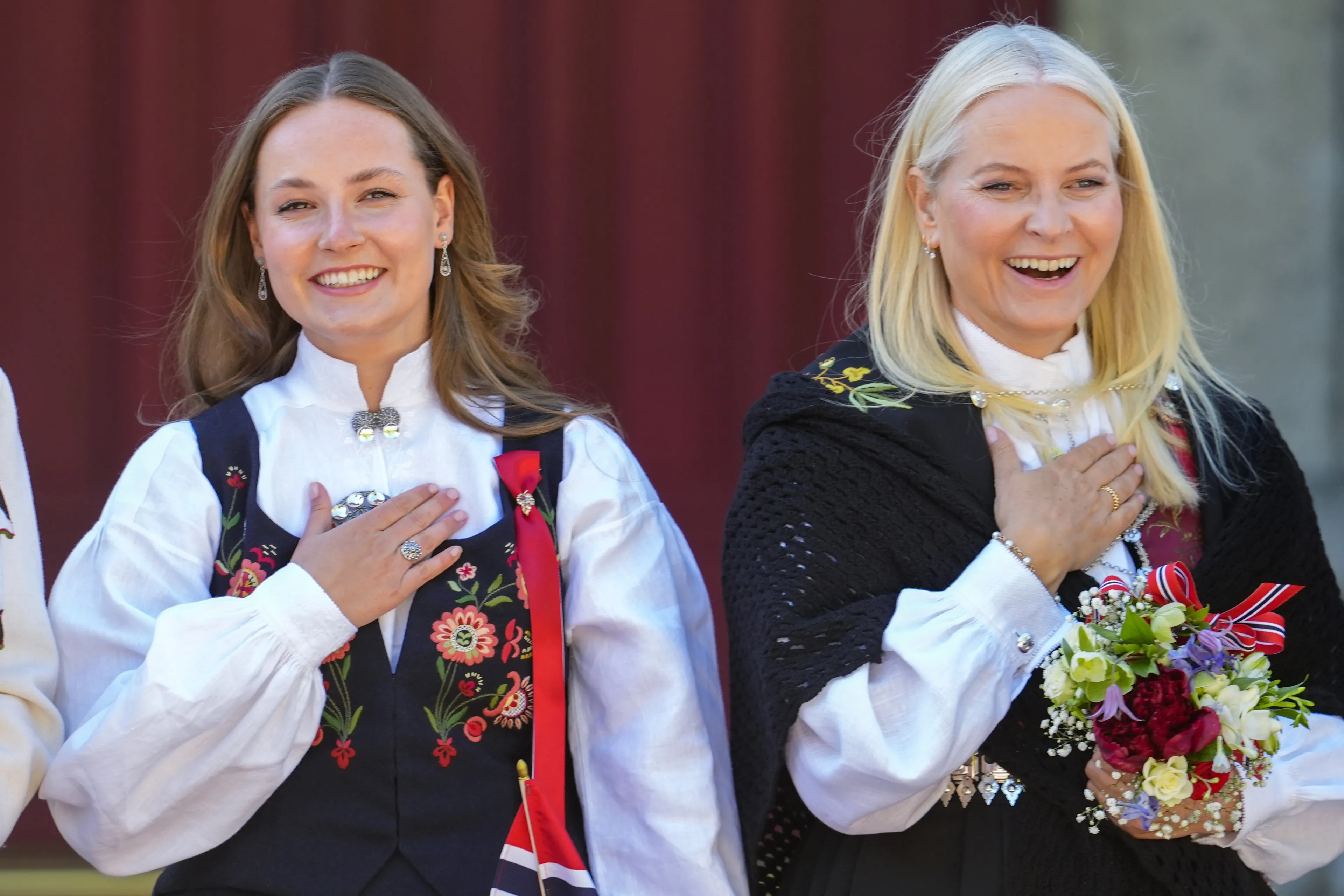 Prinses Ingrid Alexandra met haar moeder kroonprinses Mette-Marit (2025).