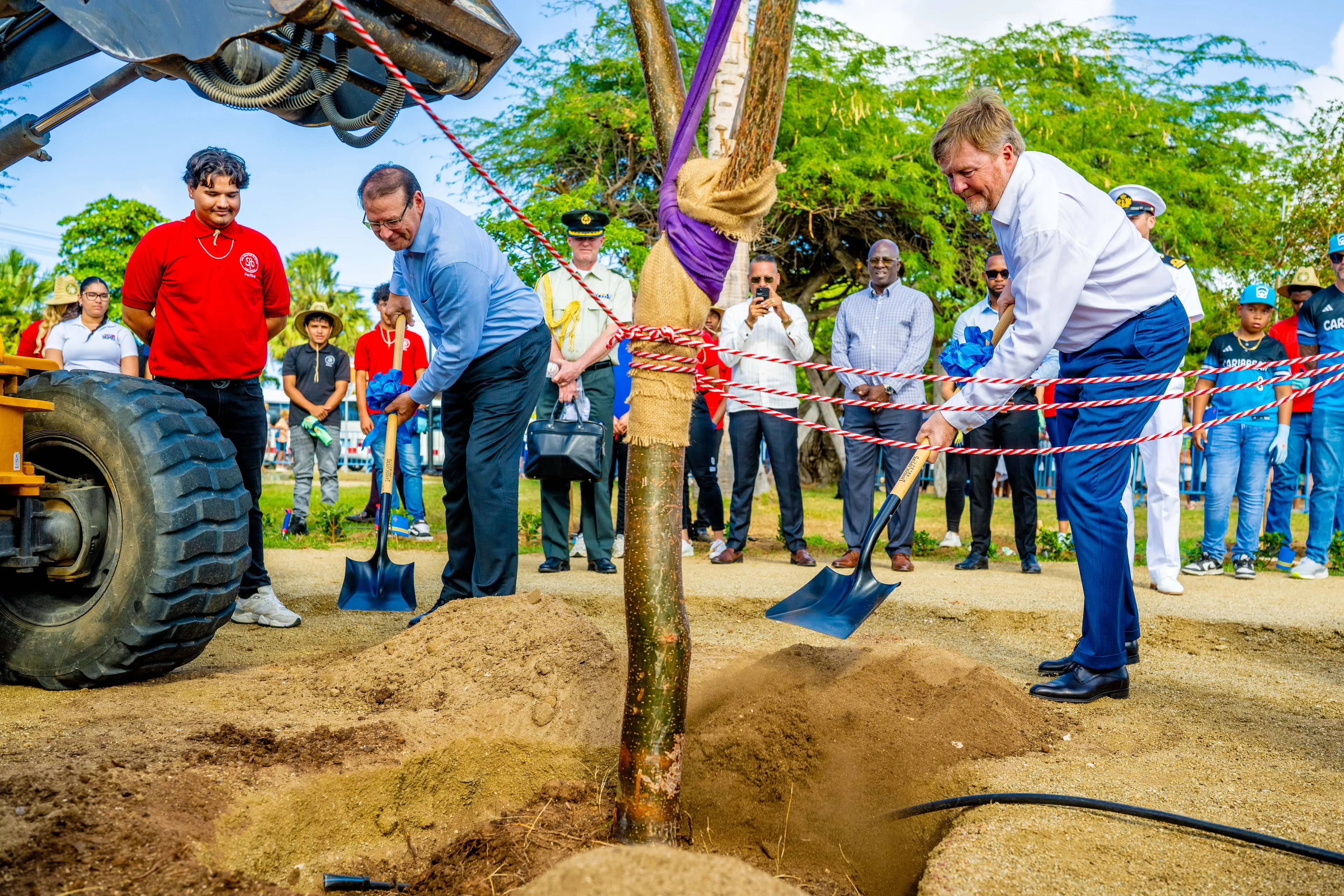 Willem-Alexander plant een inheemse boom.