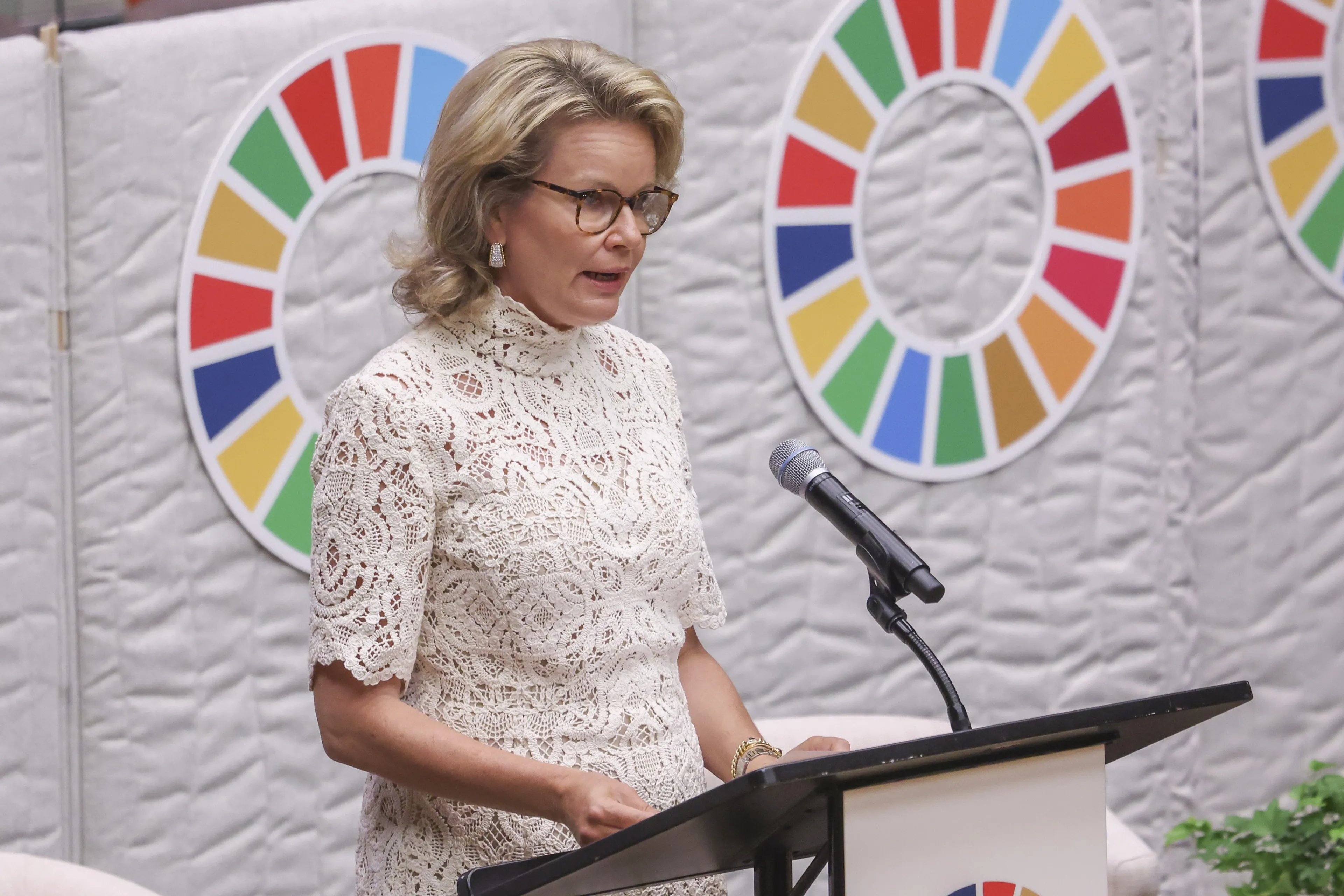 Koningin Mathilde tijdens haar toespraak bij de Verenigde Naties (2025).