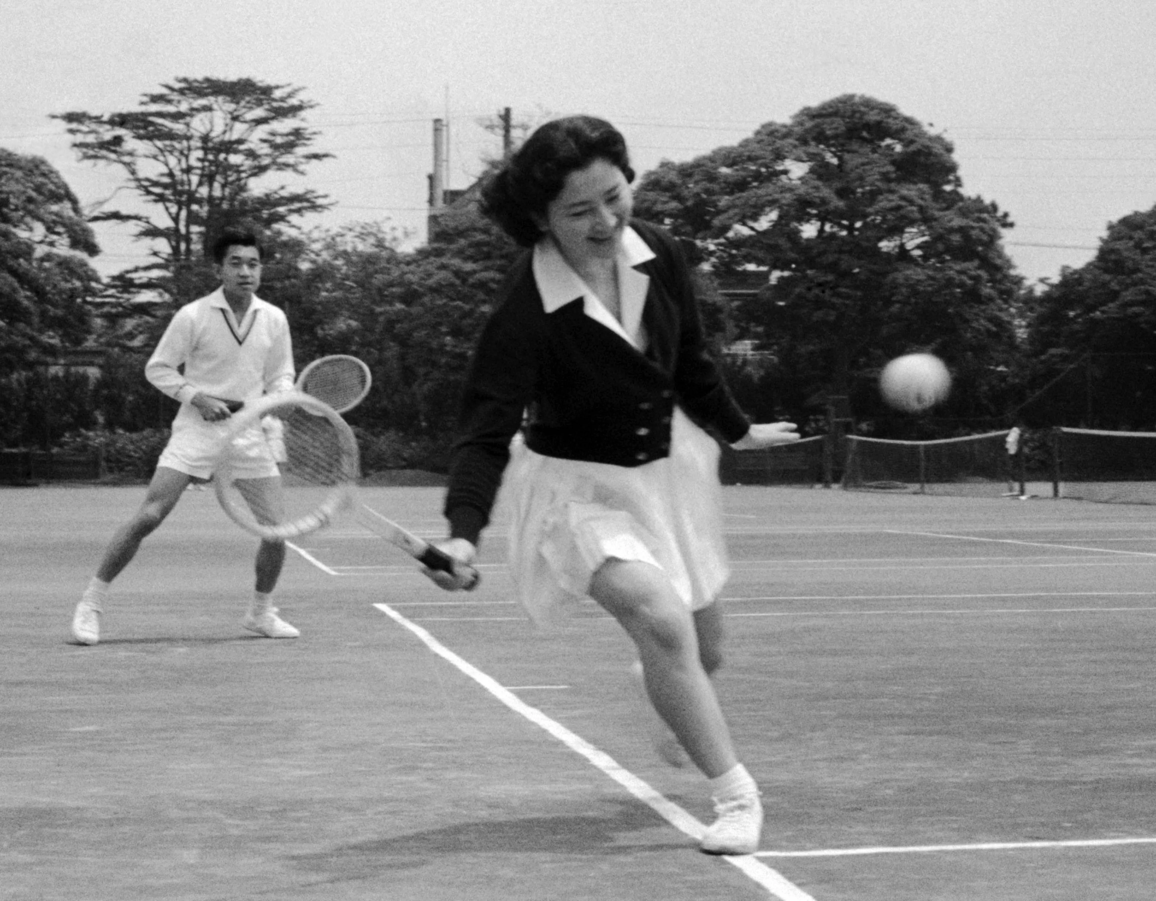 Akihito en Michiko spelen een potje tennis (1959).