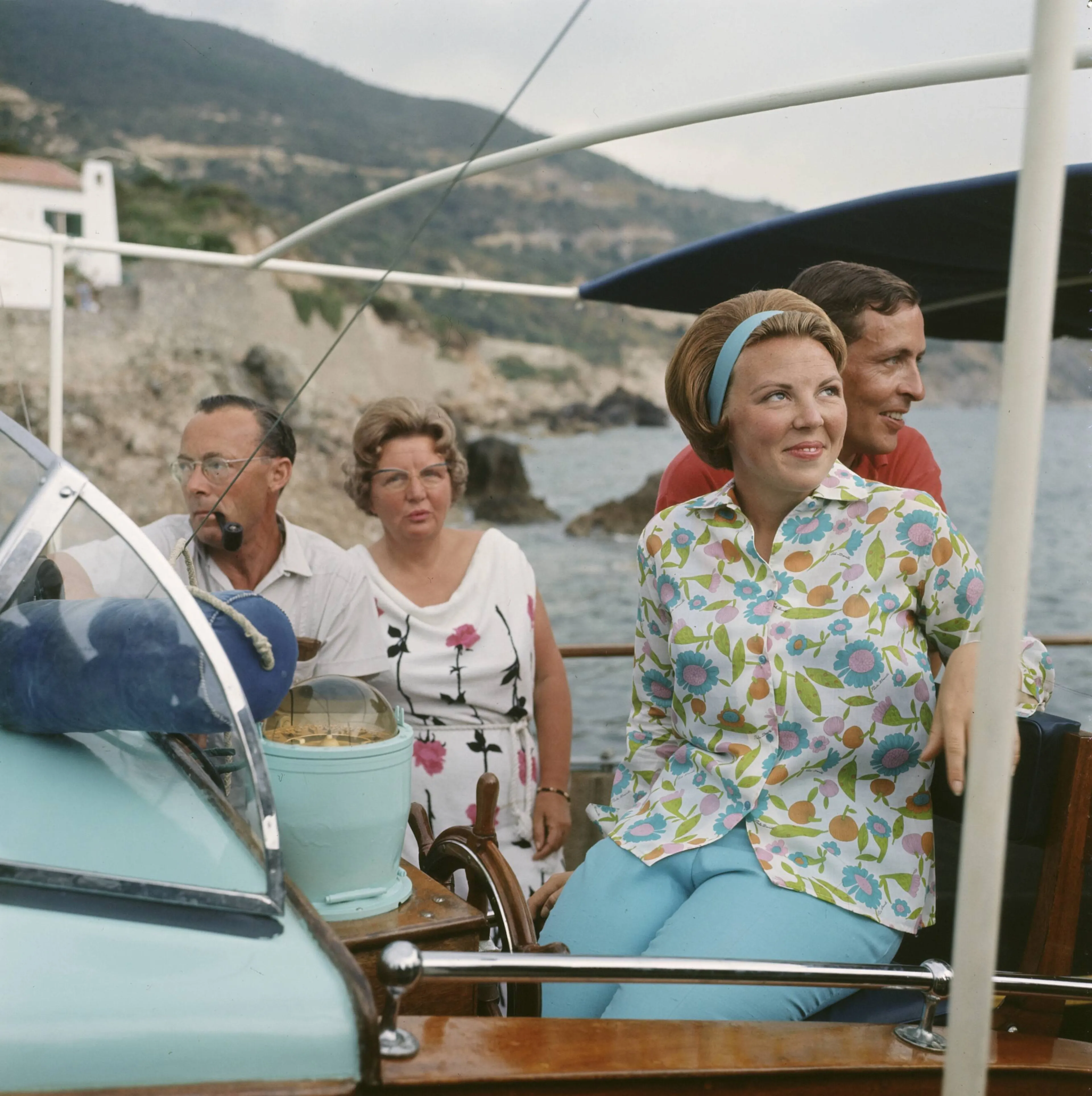 Bernhard, Juliana, Beatrix en Claus maken een zeiltochtje tijdens hun verblijf in Italië (1965).