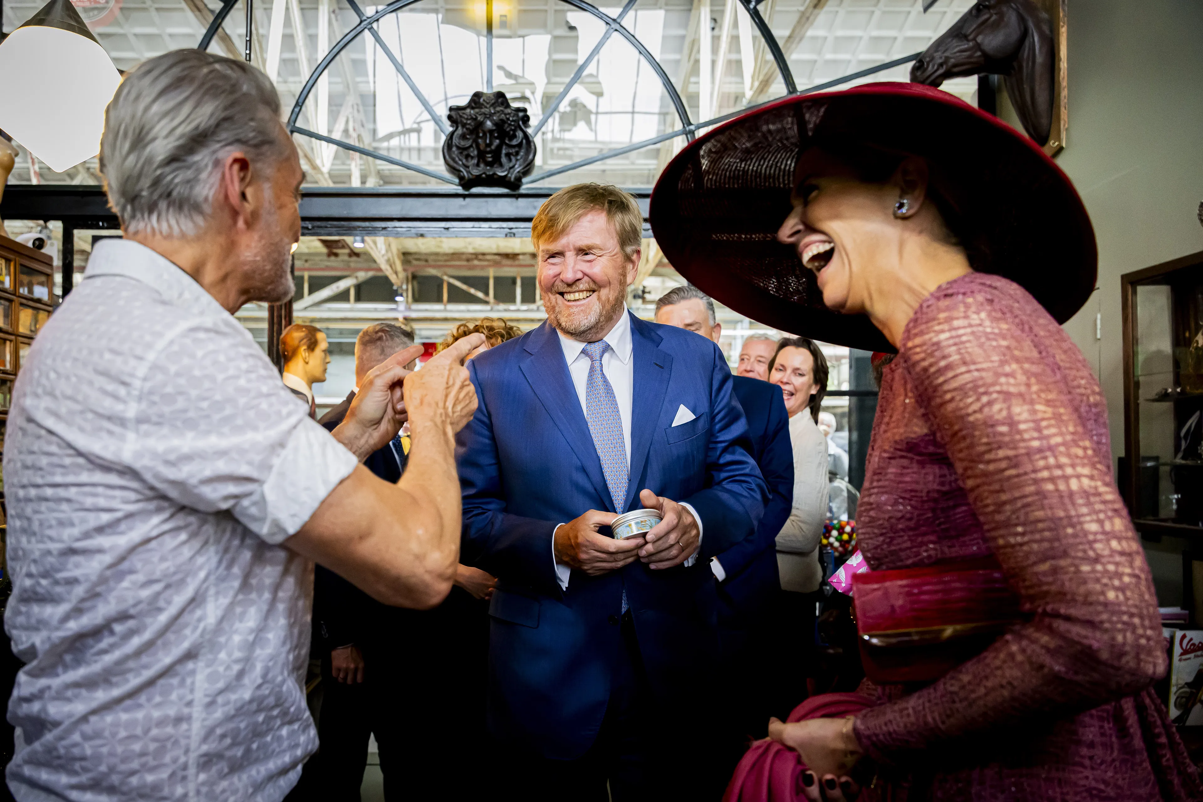 De koning krijgt styling mee voor in zijn haren.