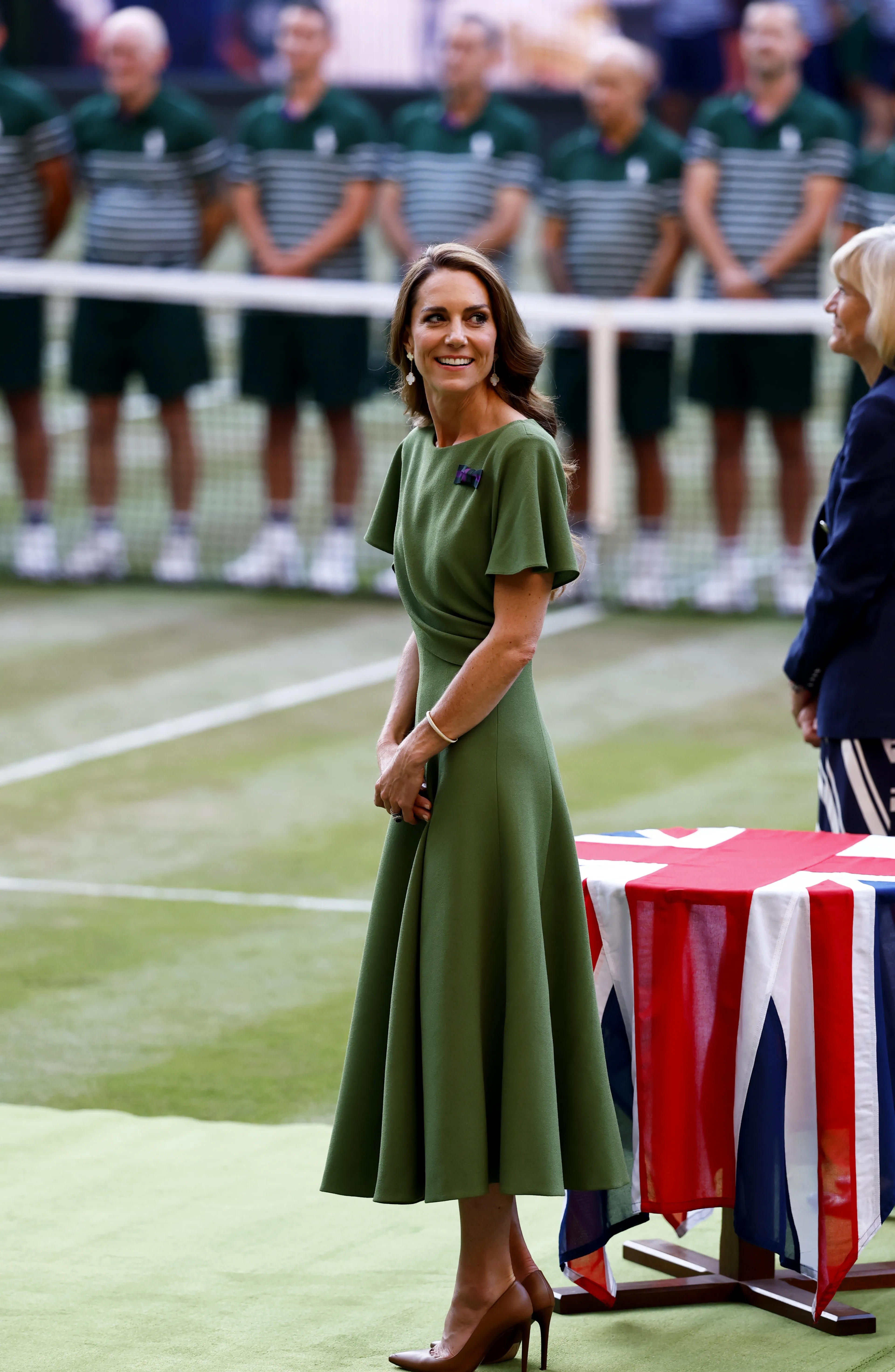 Catherine reikt de prijs uit aan tennisser Jannik Sinner.