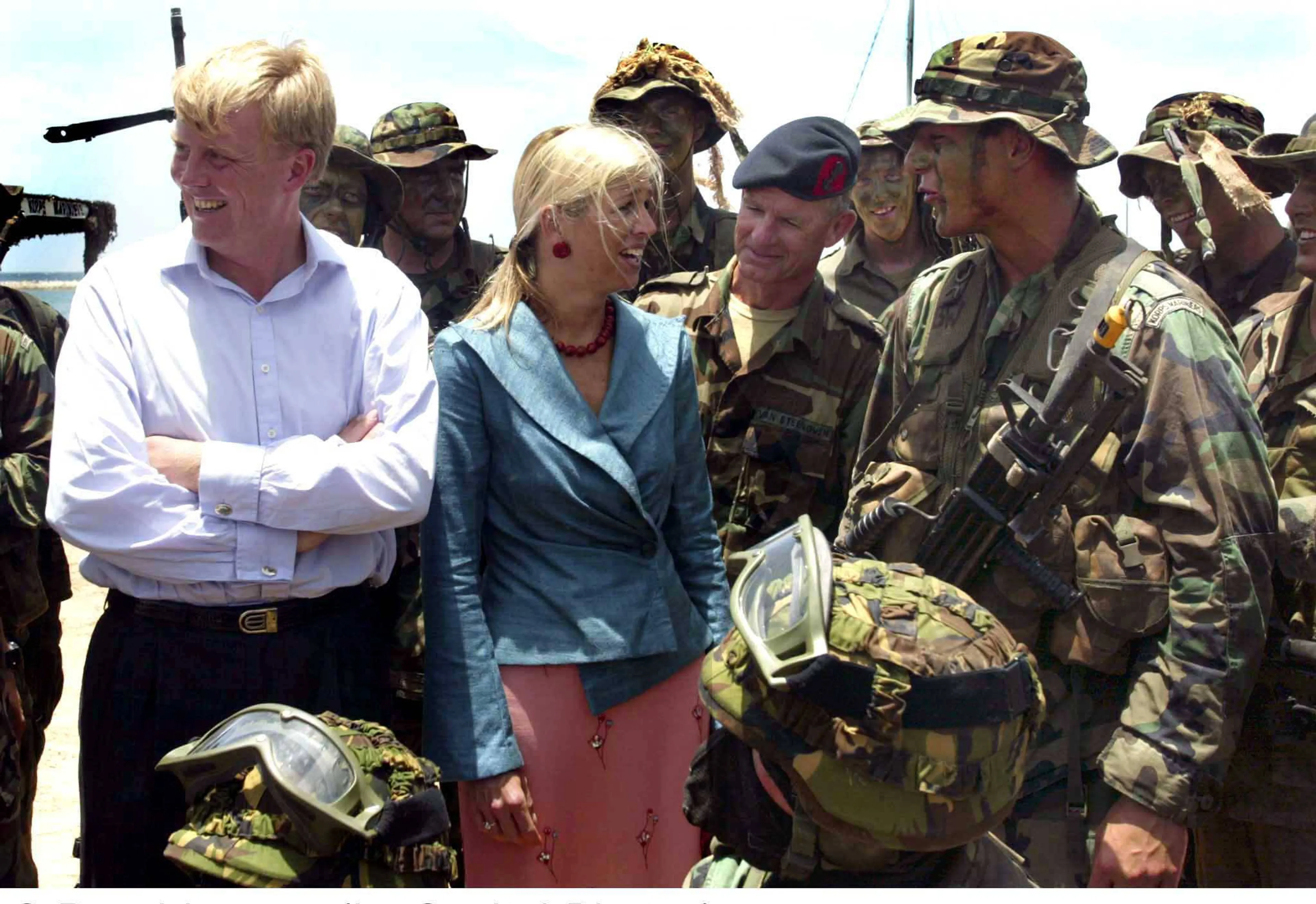 Er wordt ook een bezoek gebracht aan een militaire basis op het eiland.