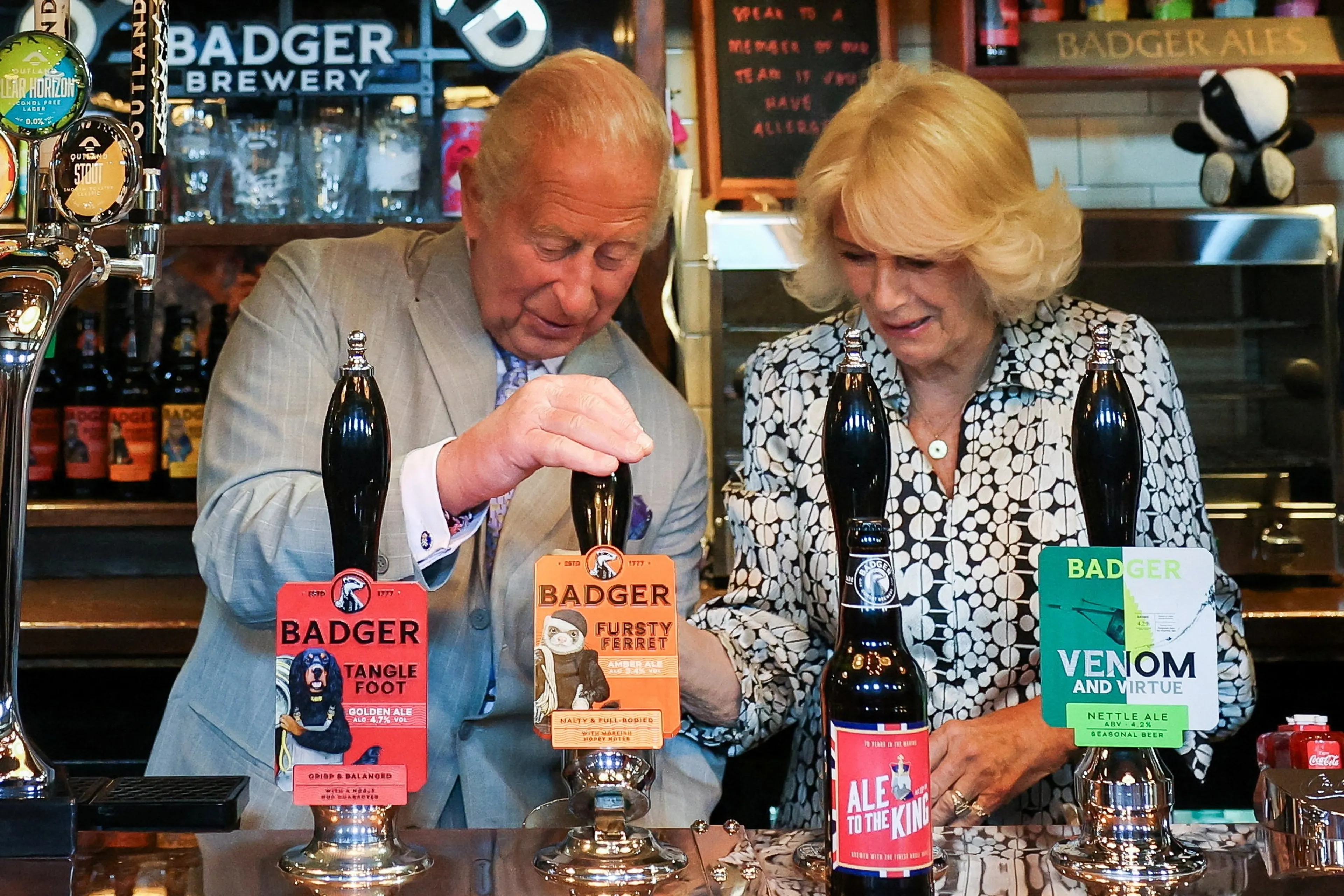 Het Britse koningspaar tapt samen een biertje (2026).