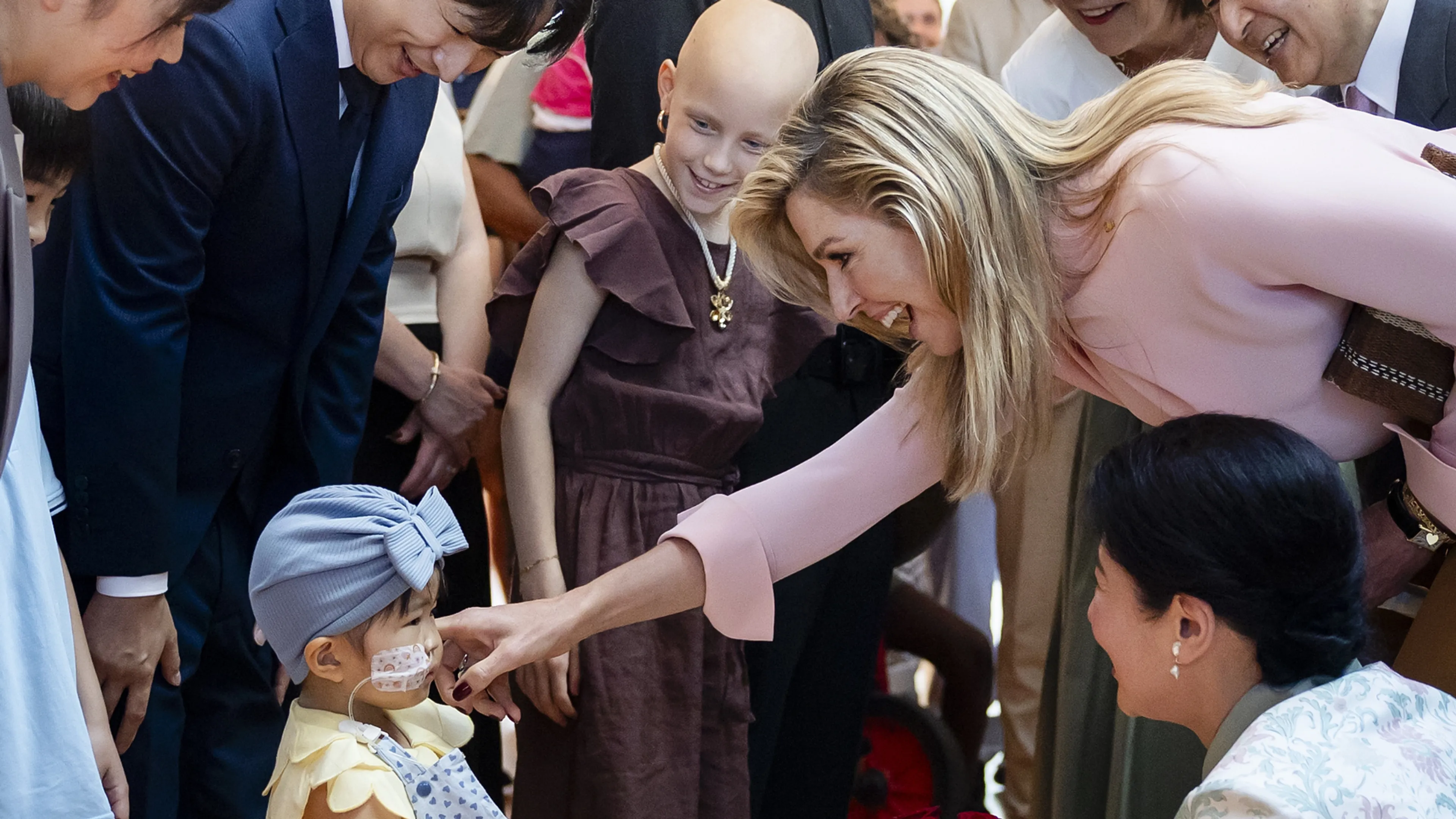 Koningspaar en keizerlijk paar ontmoeten patiënten in het Prinses Máxima Centrum