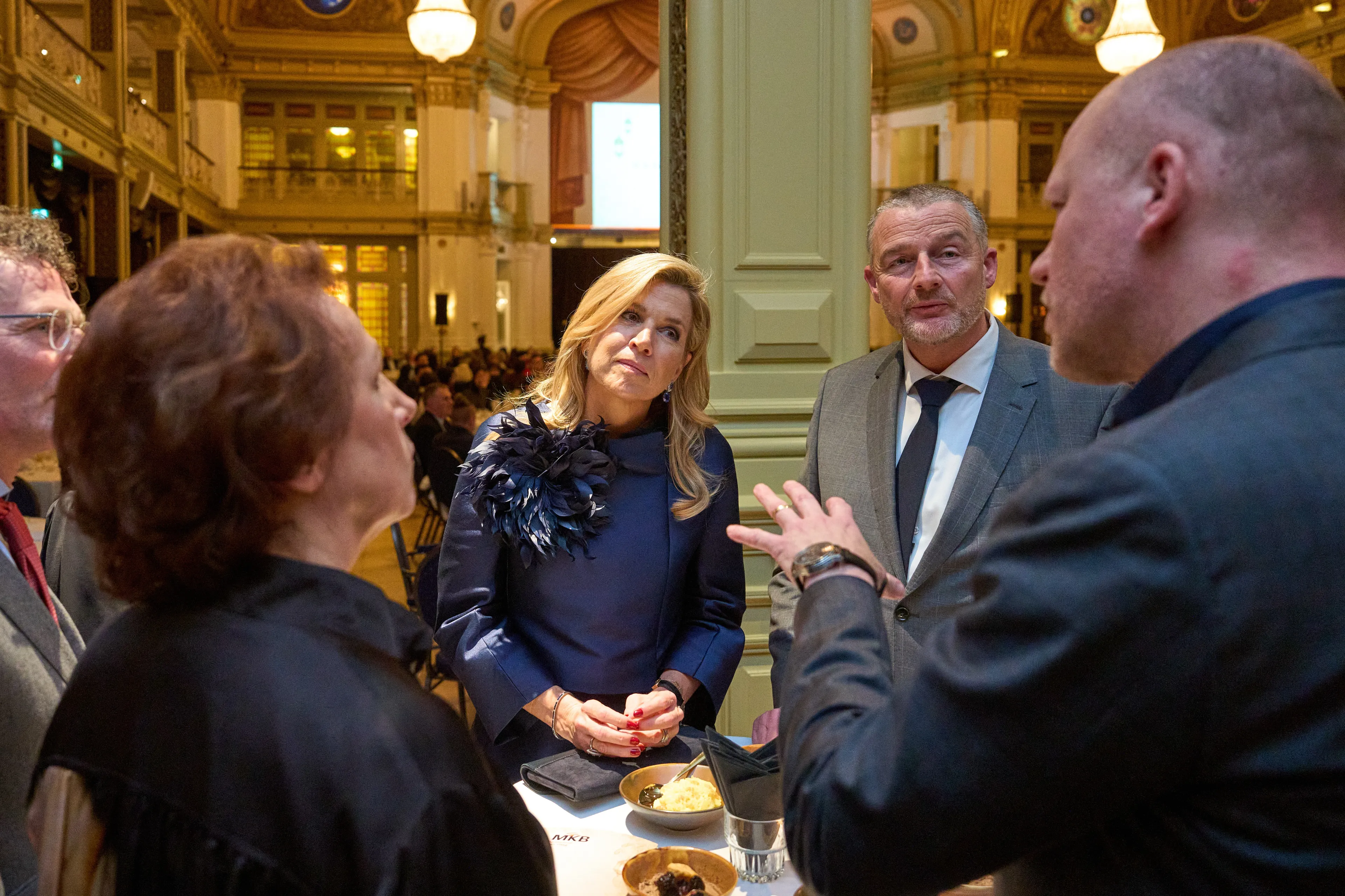 De decoratie op de blouse valt op.