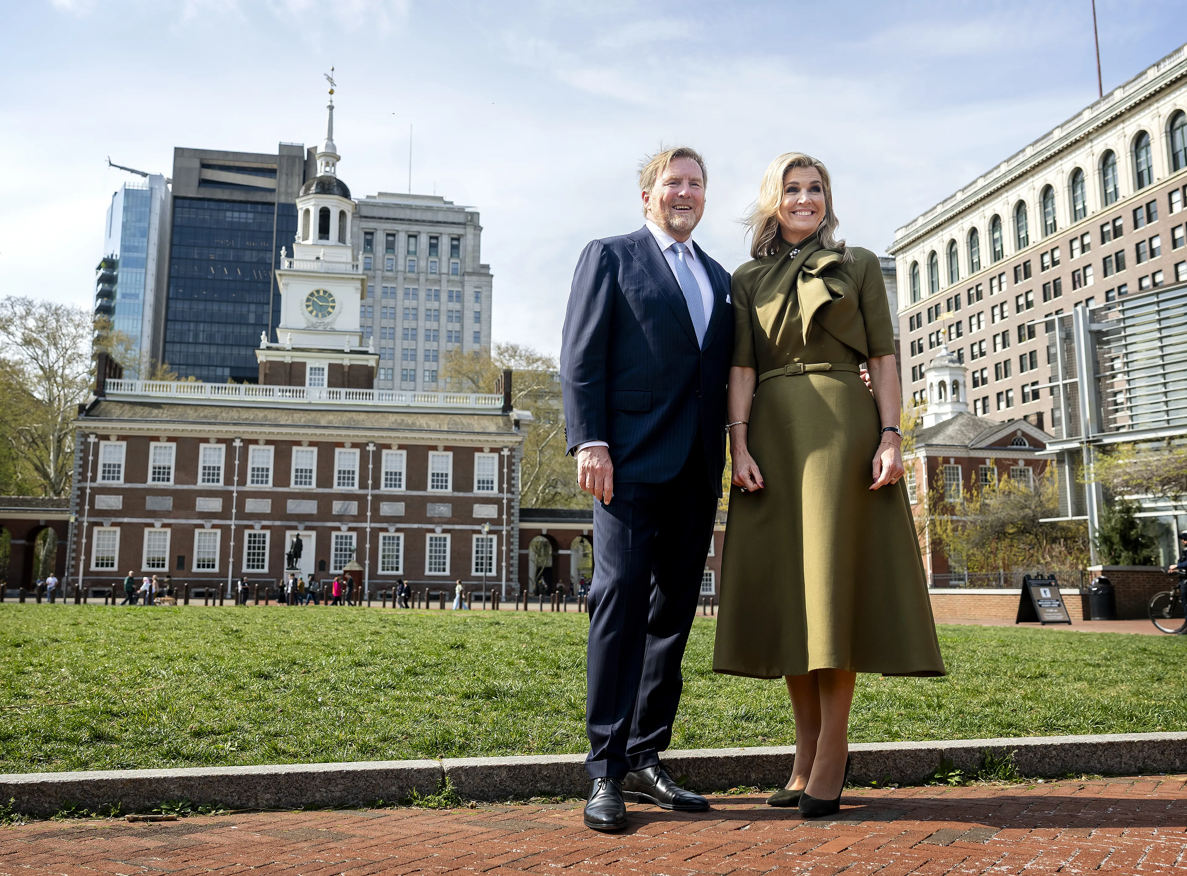 Koning Willem-Alexander en koningin Máxima poseren voor Independence Hall.
