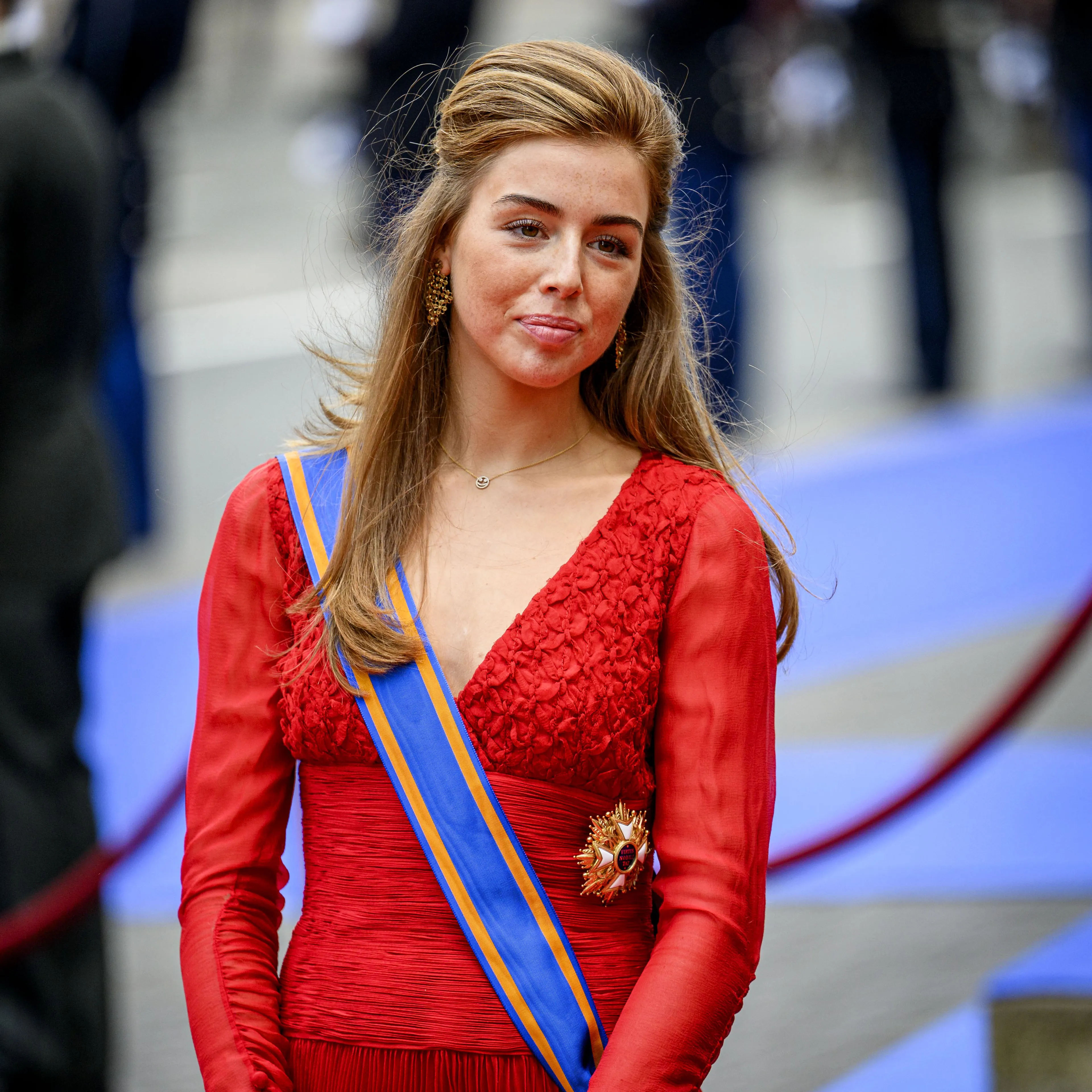 Alexia draagt de jurk van modehuis Natan.