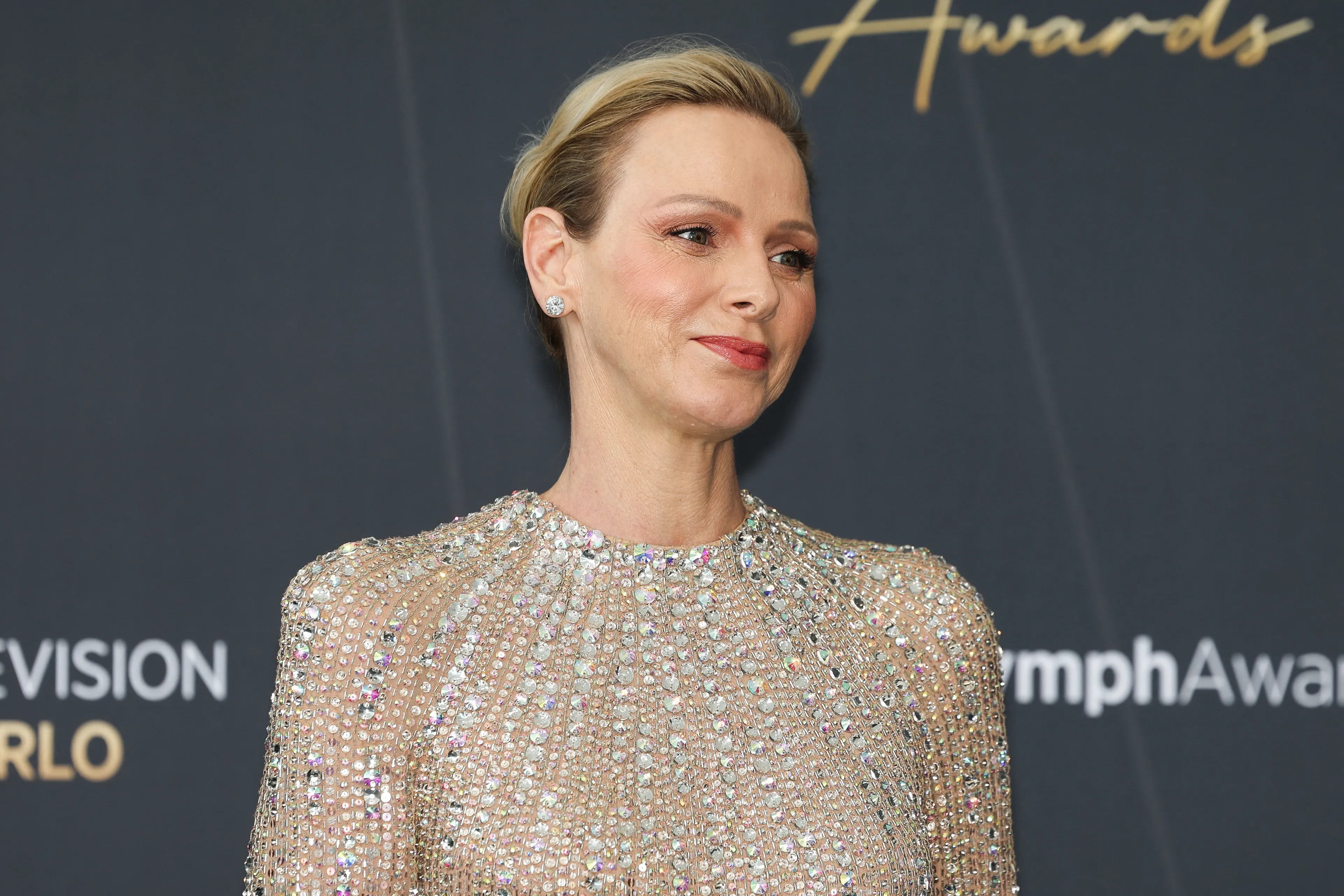 Prinses Charlène heeft gekozen voor een galajurk van Jenny Packham.