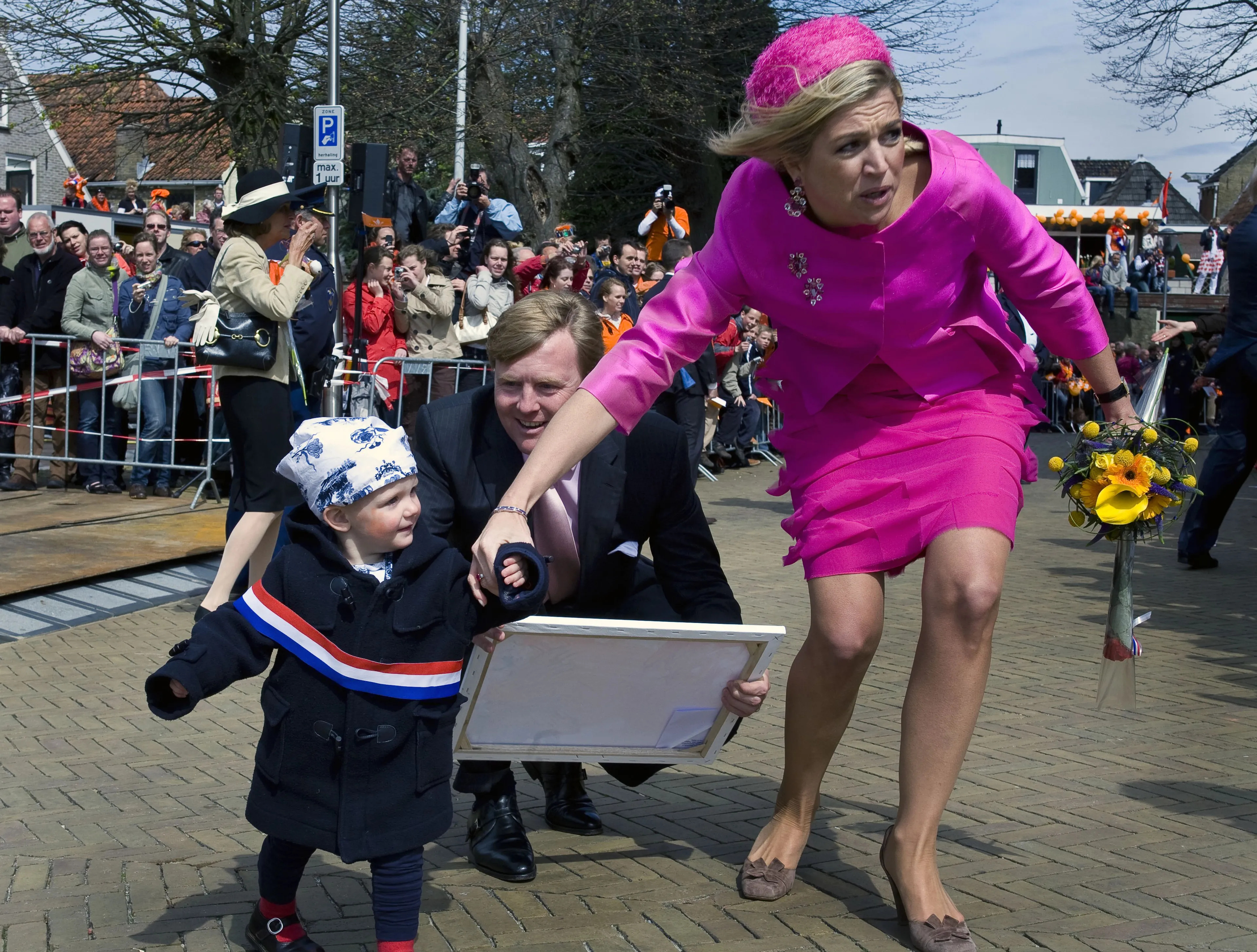 Prinses Maxima brengt een peuter terug naar haar ouders tijdens de wandeling door Franeker.