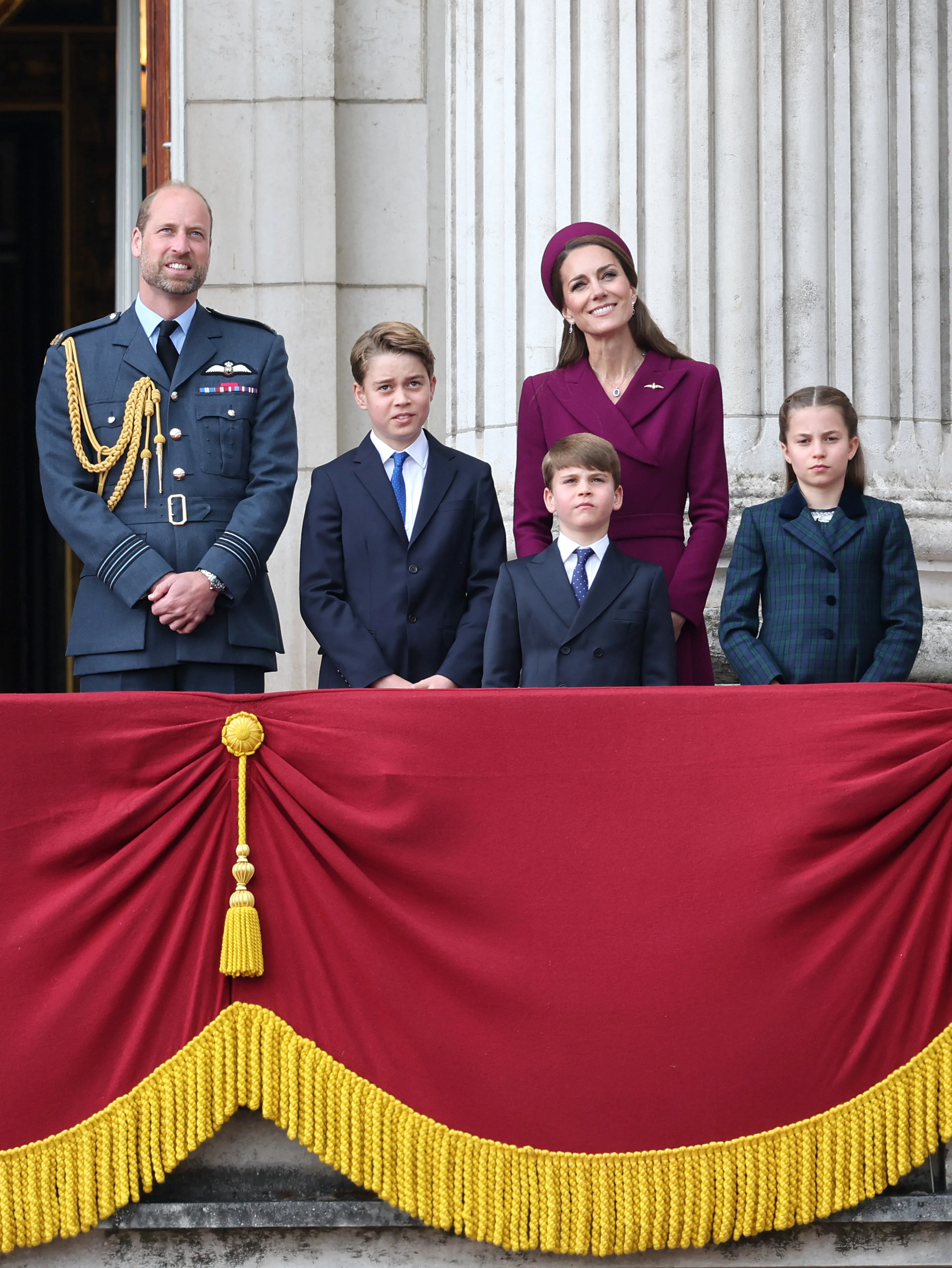 Prins William met zijn vrouw en kinderen bij VE-day in 2025.
